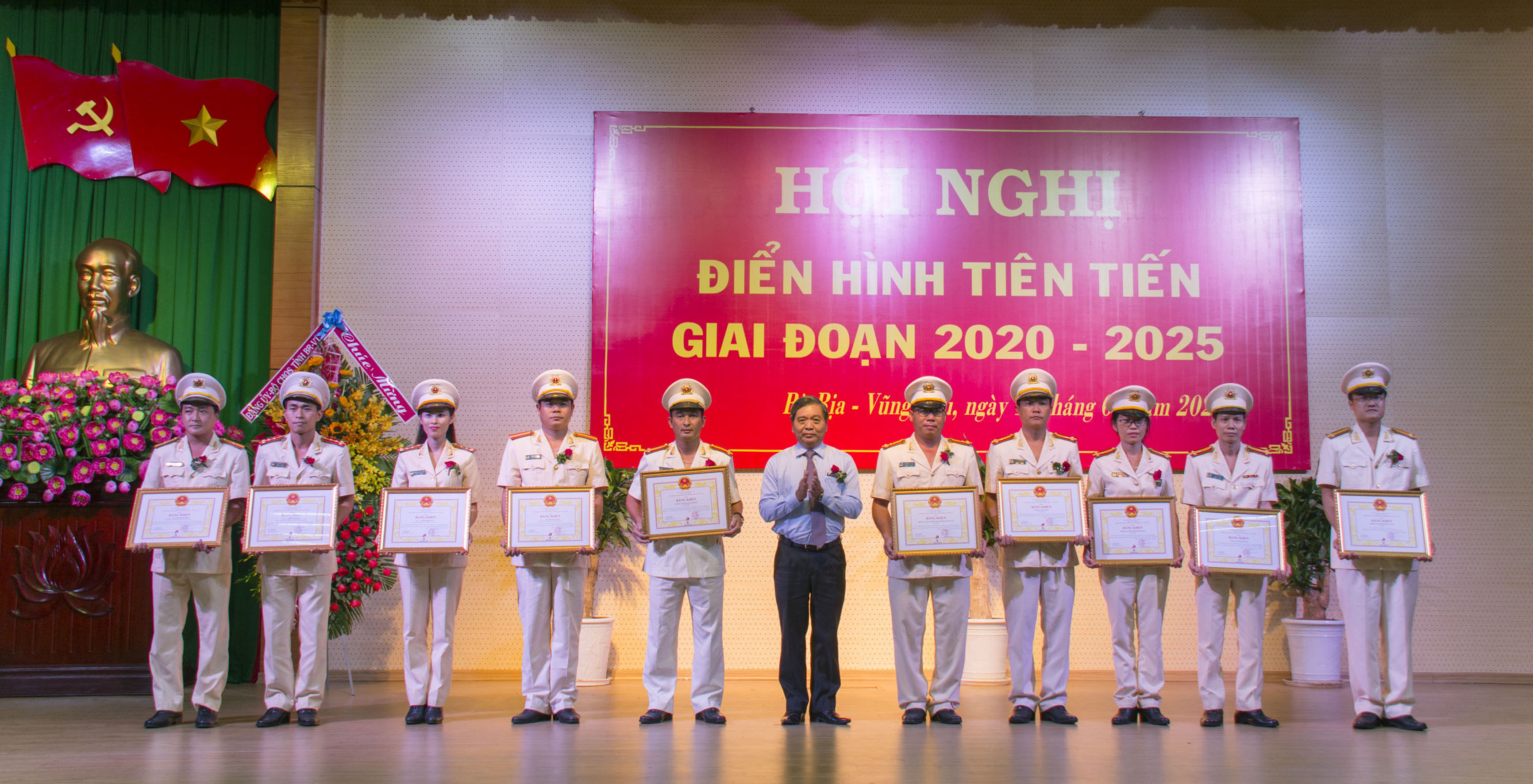 Ông Lê Tuấn Quốc, Phó Chủ tịch UBND tỉnh trao bằng khen cho các cá nhân, tập thể có thành tích xuất sắc trong phong trào thi đua “Vì an ninh Tổ quốc”.