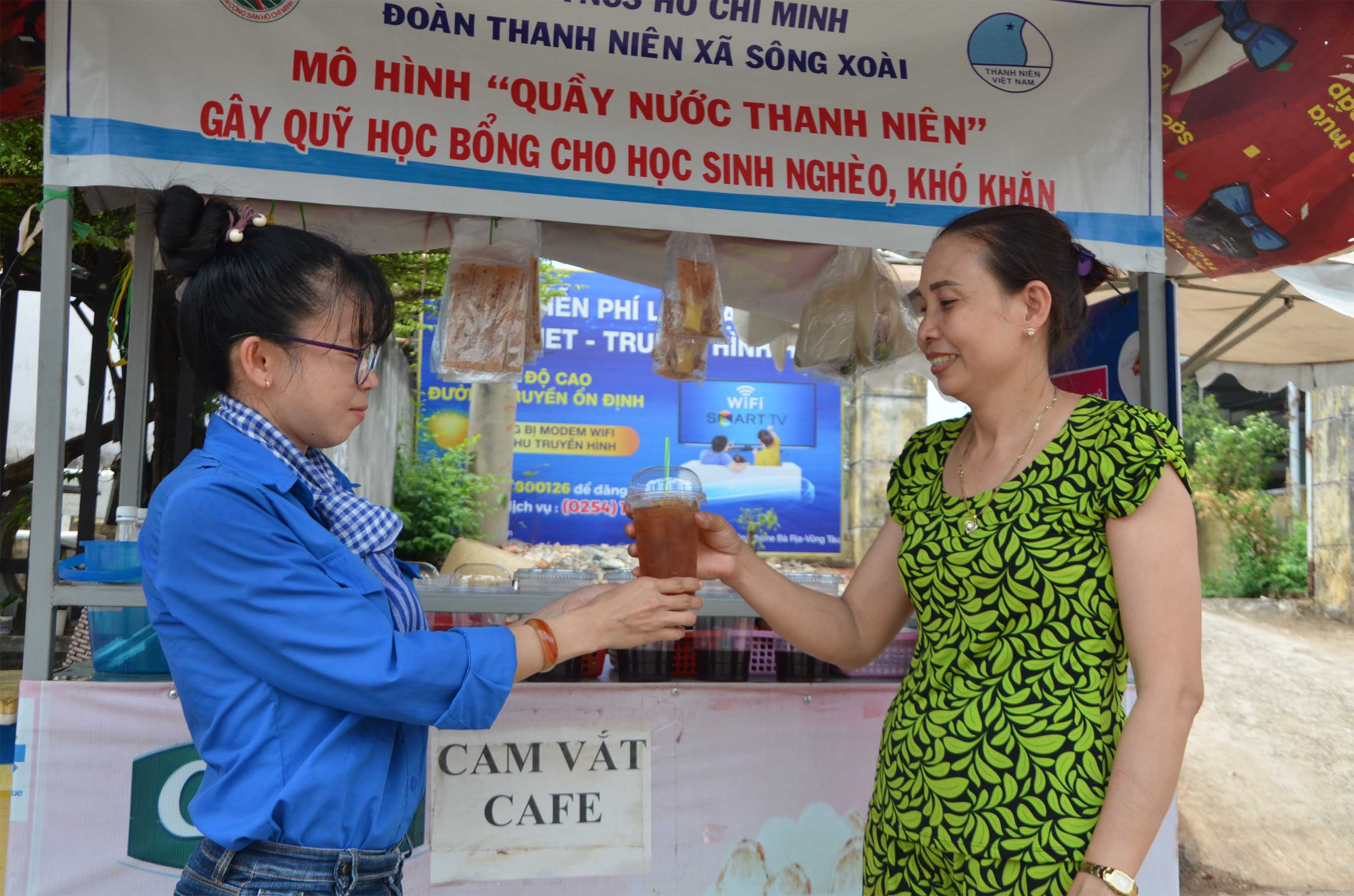 Mỗi ly nước chị Yến trích 500 đồng  để góp quỹ cho  HS nghèo.