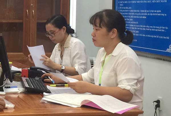 Nhân viên bộ phận một cửa Cục Thuế tỉnh rà soát hồ sơ giao dịch của khách hàng.
