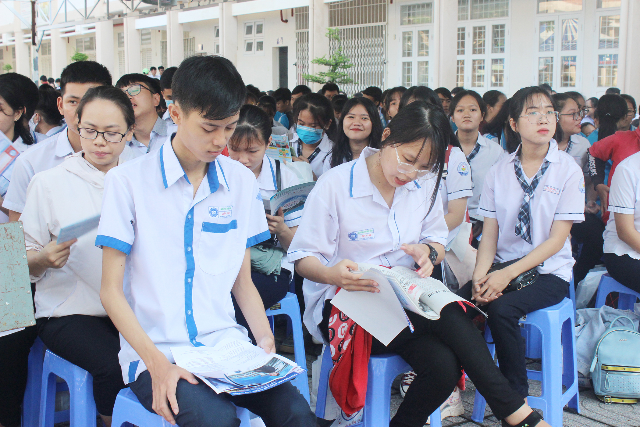 Bộ GD-ĐT đã thiết lập hệ thống thông tin hỗ trợ công tác thi và tuyển sinh năm 2020. Trong ảnh: HS lớp 12 tham gia chương trình tư vấn tuyển sinh, hướng nghiệp. 