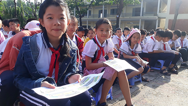Học sinh Trường TH Quang Trung tìm hiểu pháp luật giao thông.