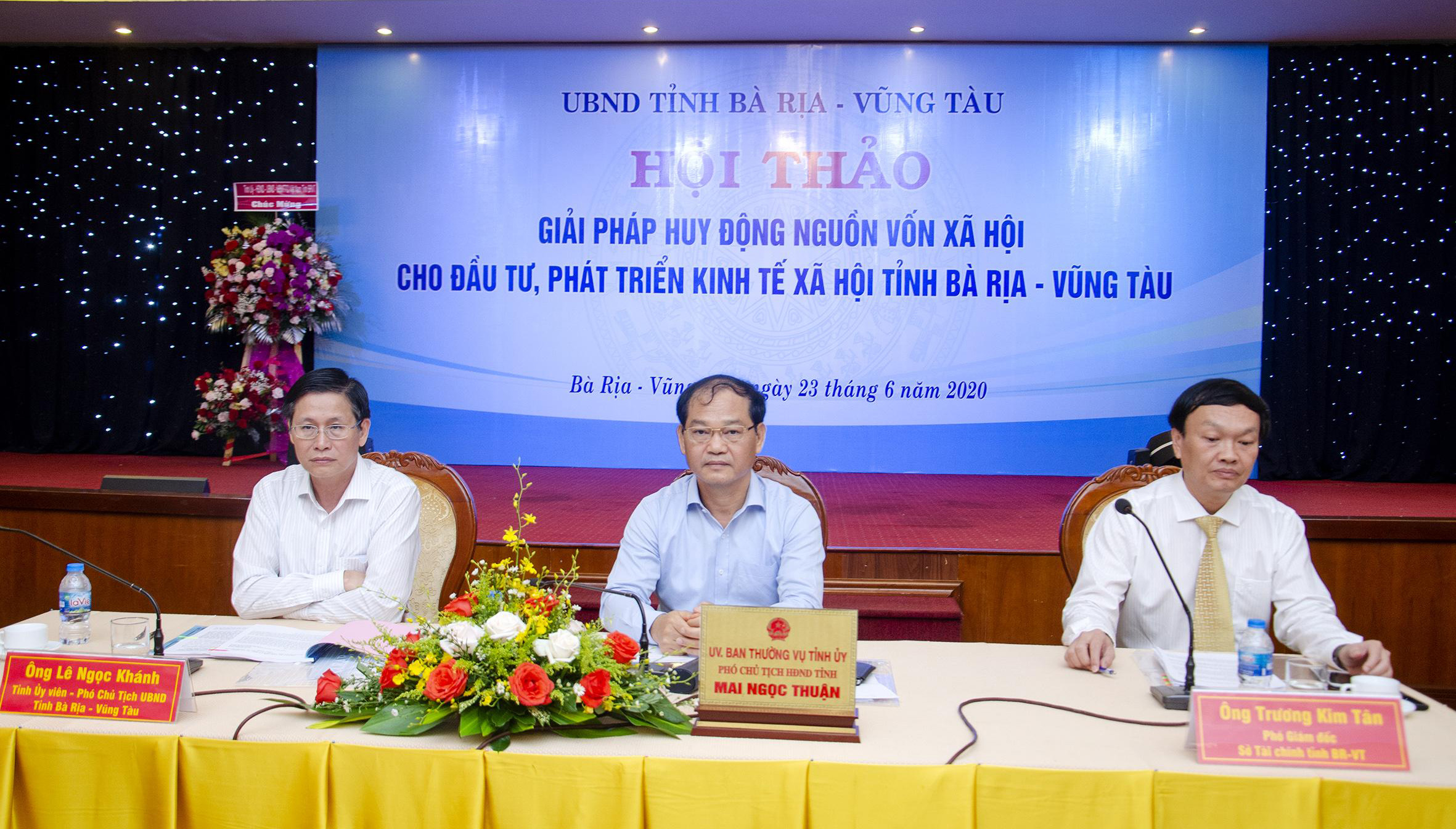 Từ trái qua, các ông: Lê Ngọc Khánh, Phó Chủ tịch UBND tỉnh; Mai Ngọc Thuận, Phó Chủ tịch HĐND tỉnh; Trương Kim Tân, Phó Giám đốc Sở Tài chính chủ trì hội nghị.