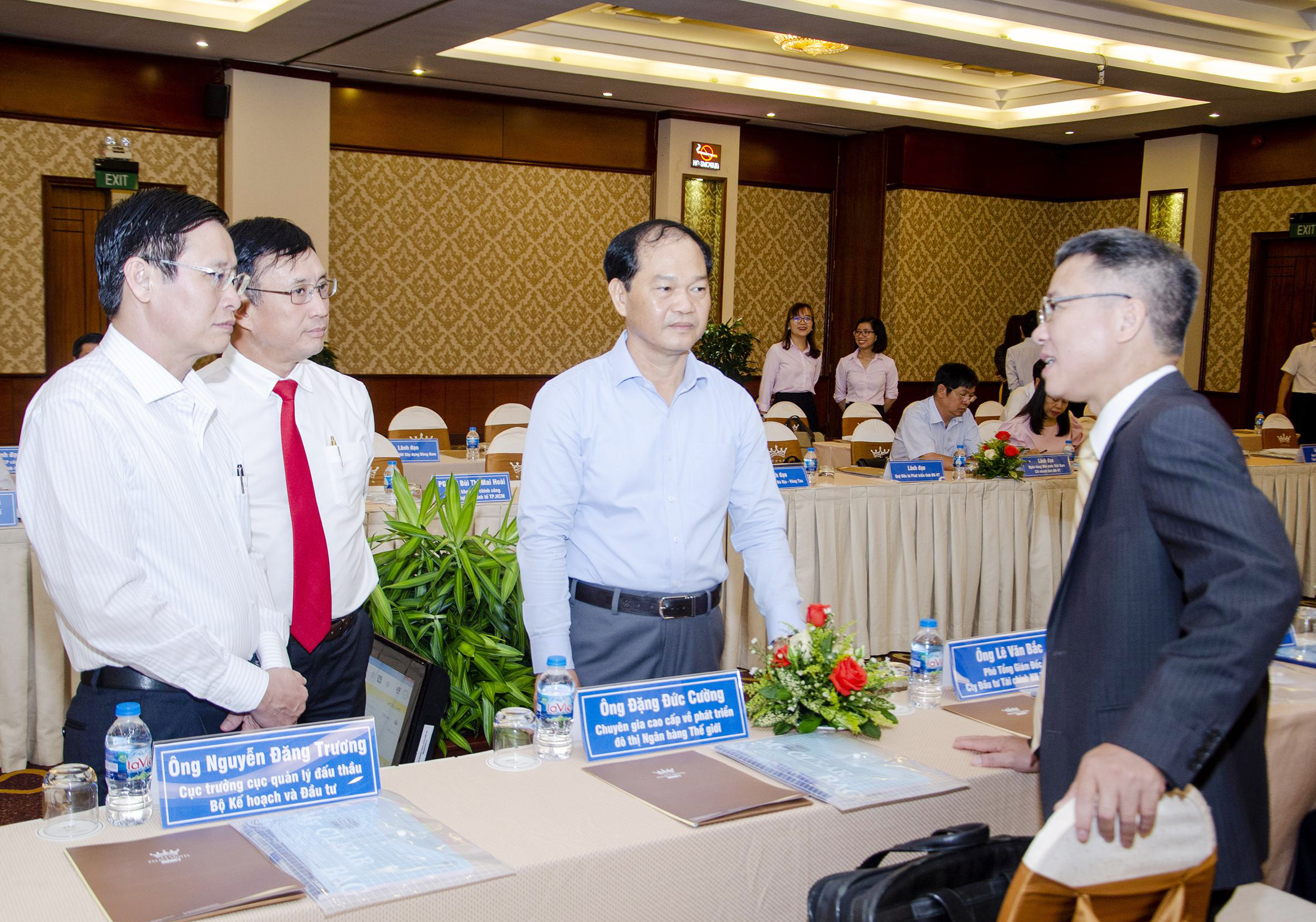 Các đại biểu trao đổi bên lề hội nghị.