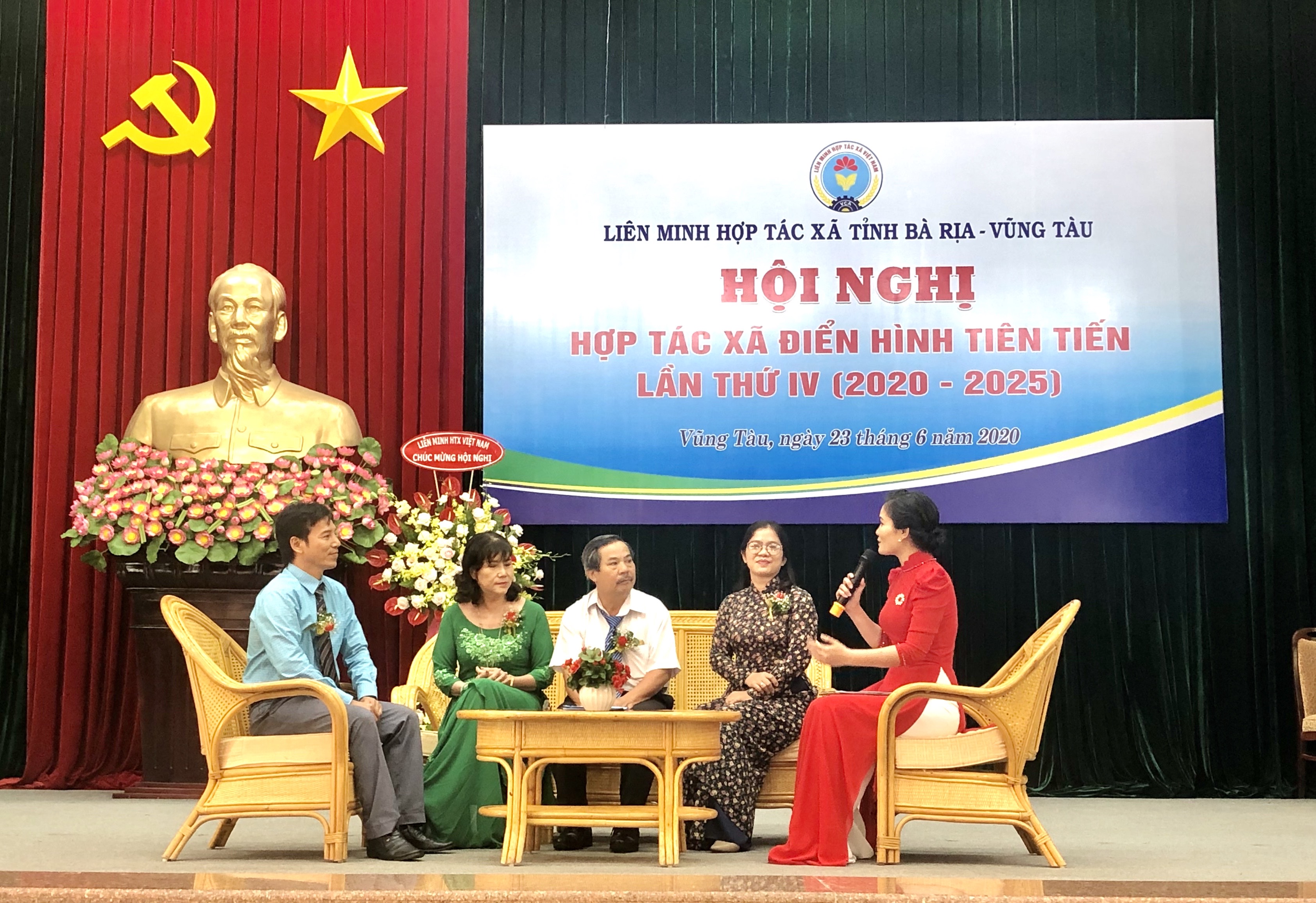 Các điển hình tiên tiến giao lưu trao đổi kinh nghiệm tại hội nghị.