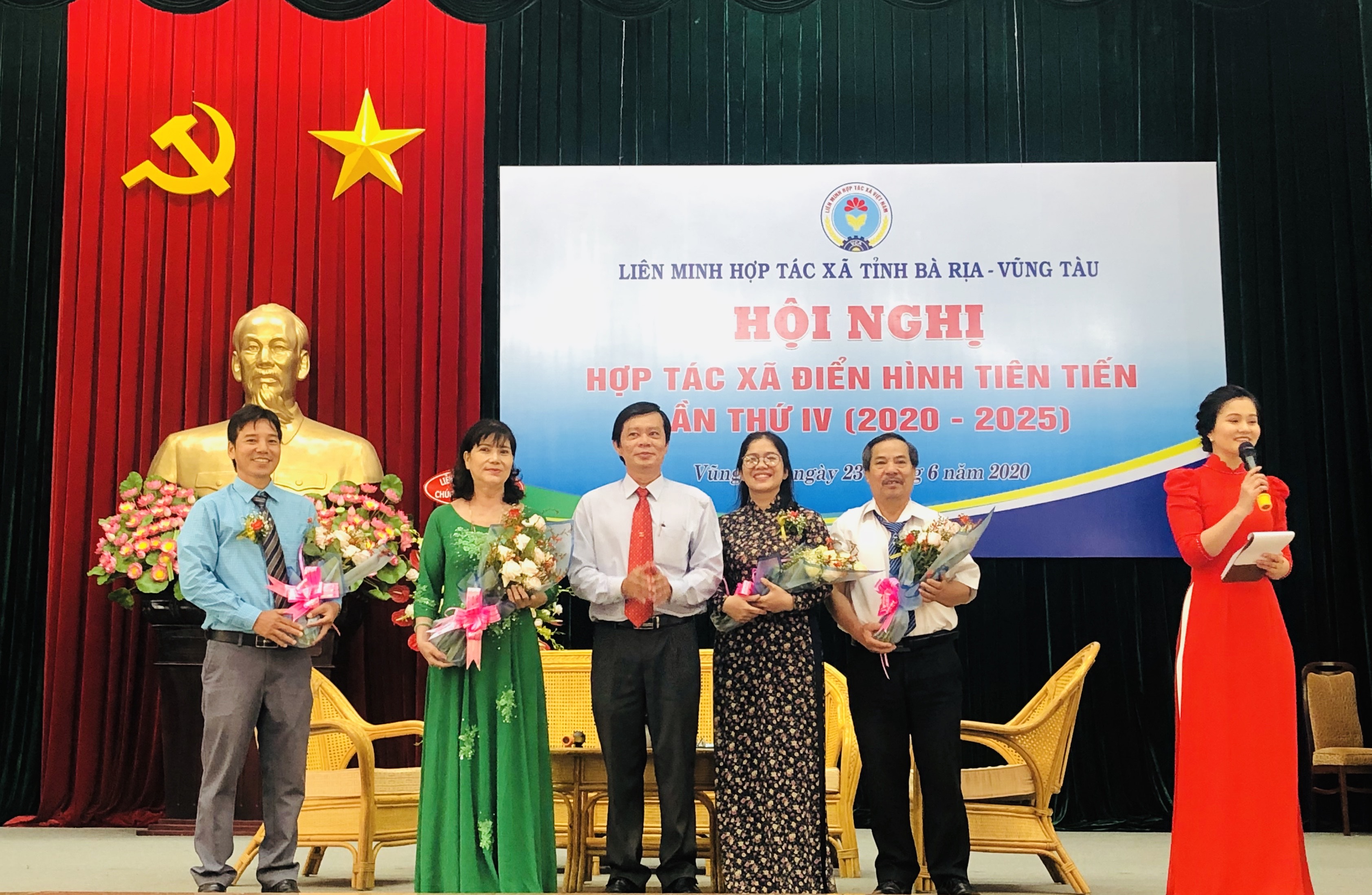 Liên minh HTX tặng hoa cho các đơn vị tiêu biểu tại hội nghị.
