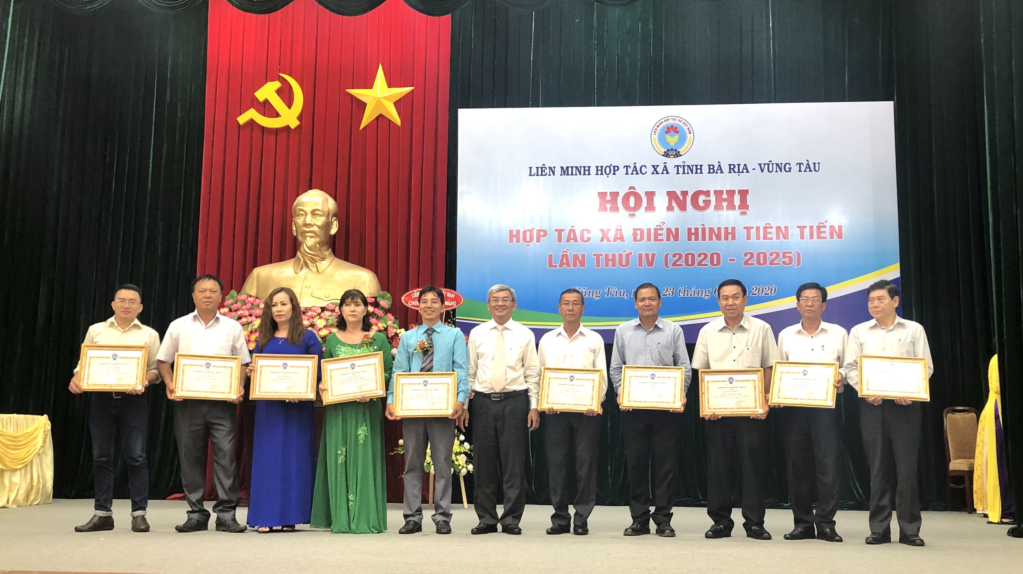 Các cá nhân tiên tiến điển hình được biểu dương tại hội nghị.
