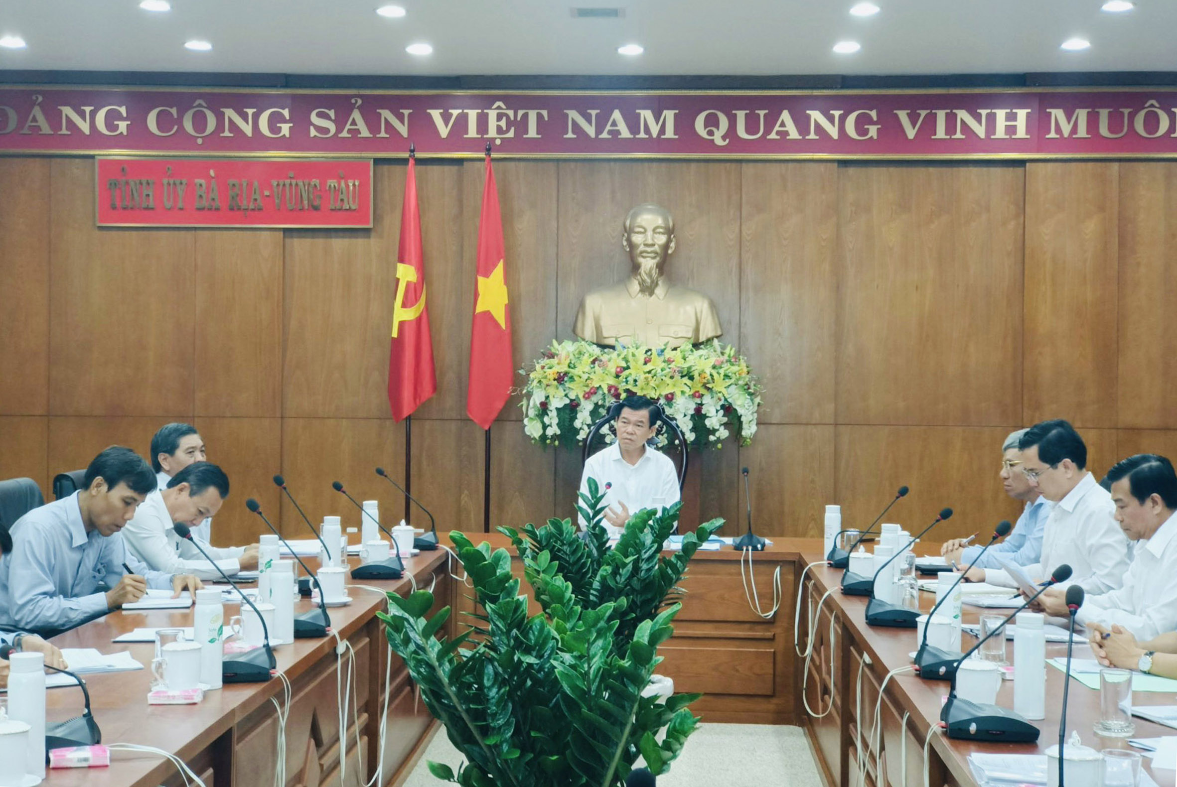 Ông Nguyễn Hồng Lĩnh, Ủy viên Trung ương Đảng, Bí thư Tỉnh ủy, Chủ tịch HĐND tỉnh chủ trì cuộc họp.