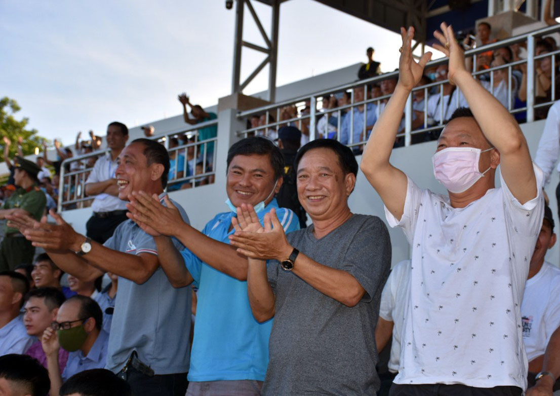Hơn 5.000 CĐV đã đến sân cổ vũ cho hai đội.  