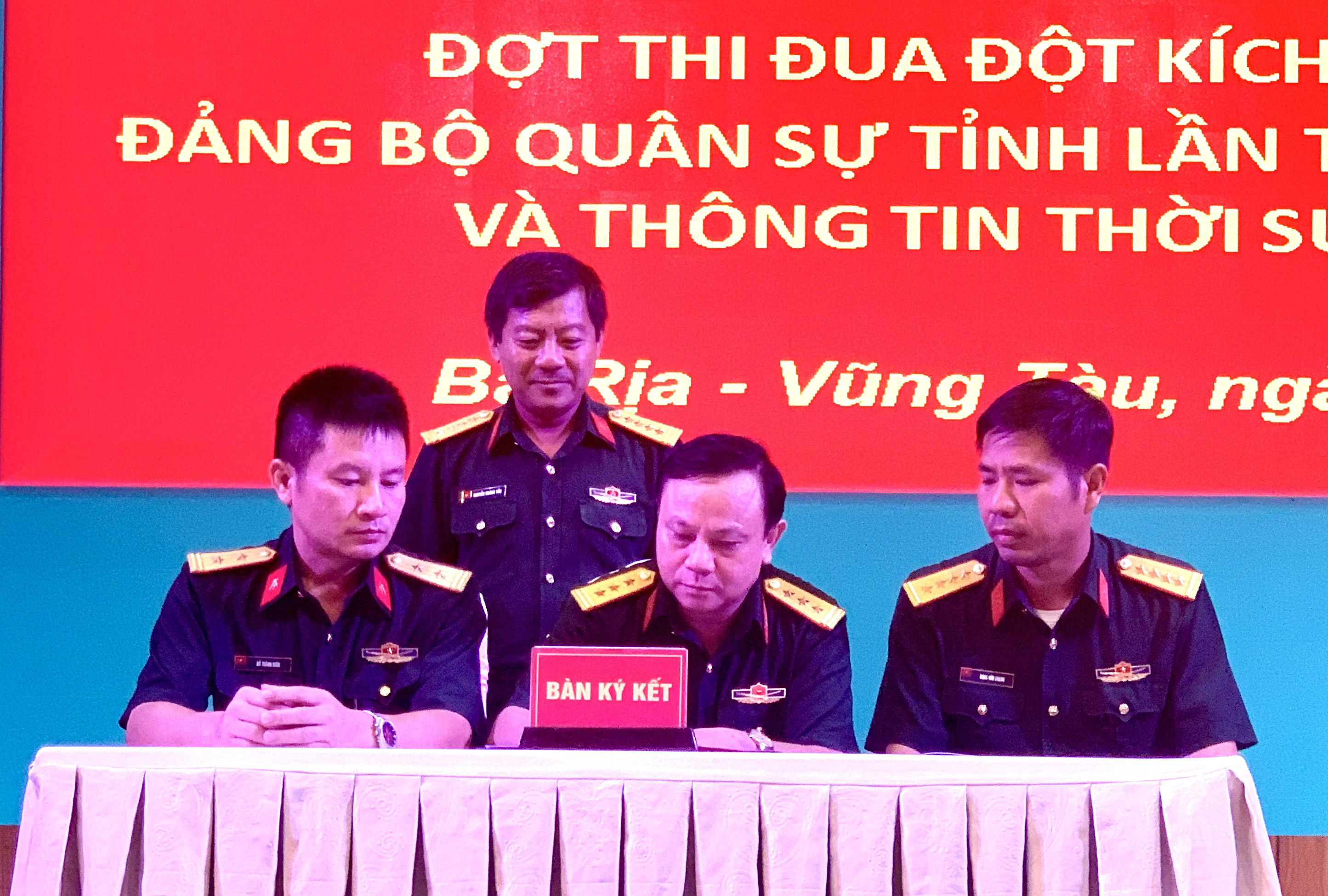 Đại diện các cụm thi đua LLVT tỉnh ký kết giao ước thi đua.