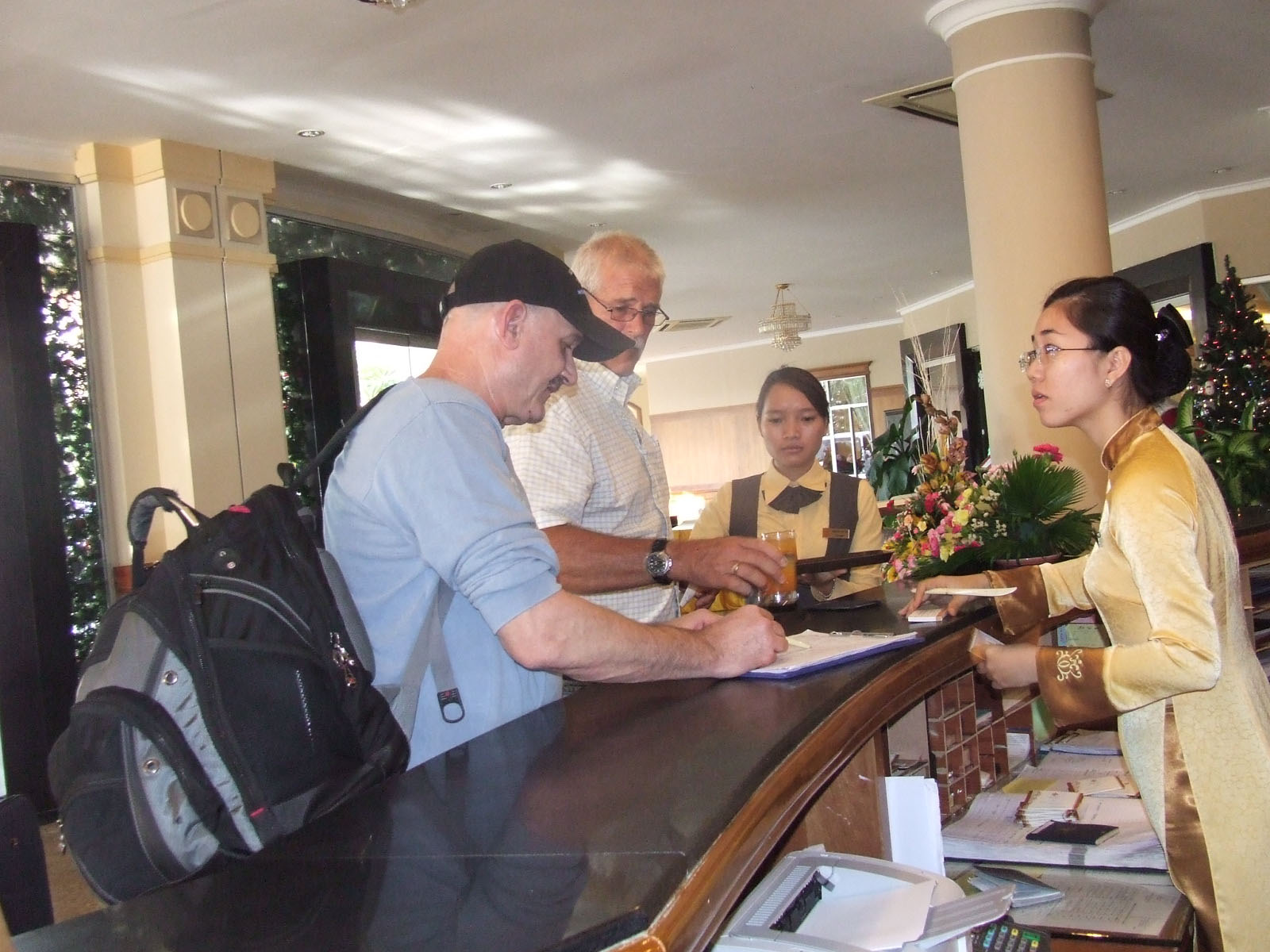 Du khách làm thủ tục nhận phòng tại khách sạn Grand Palace.