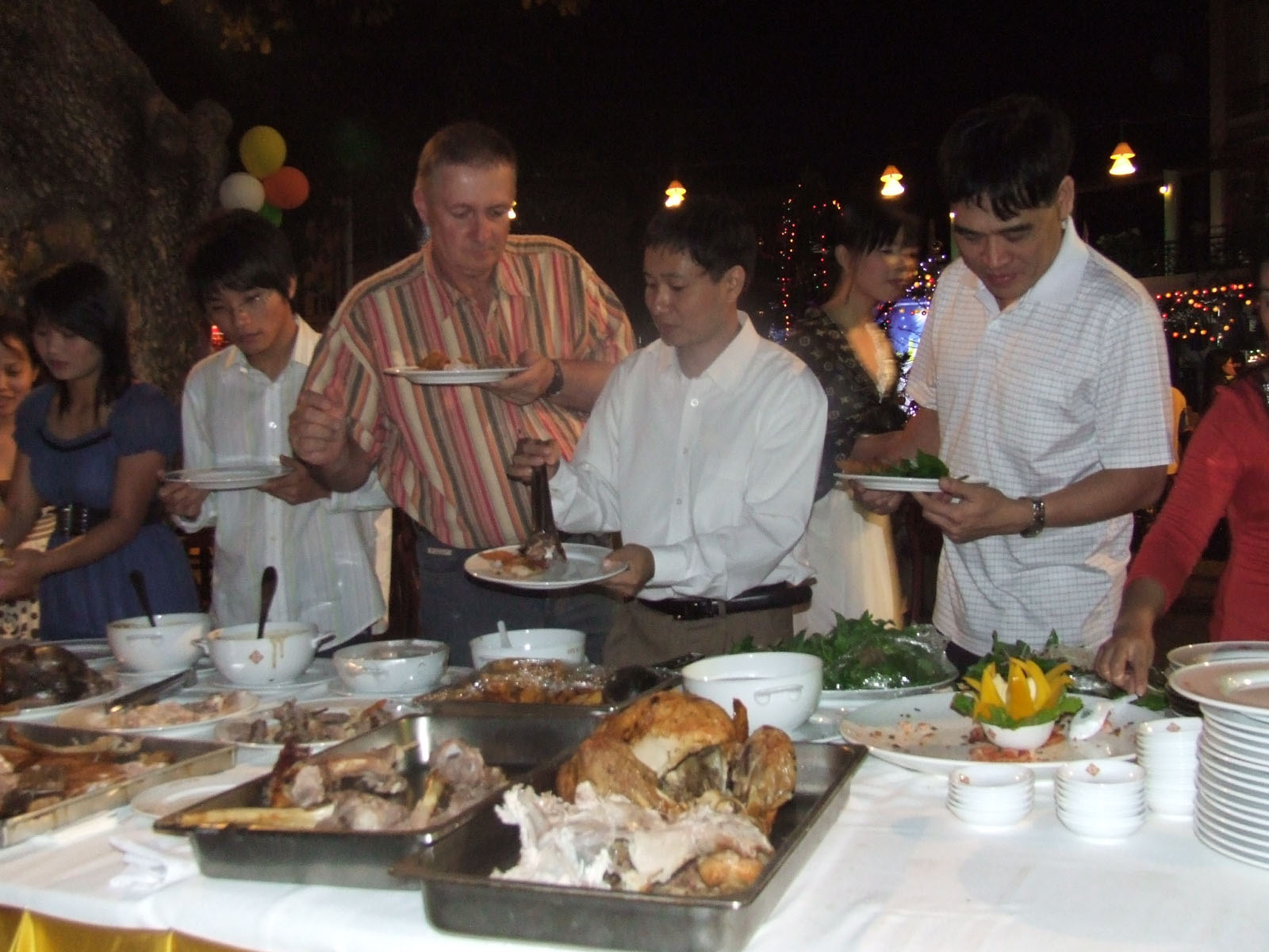 Khách dùng buffet tại khách sạn Grand Palace.