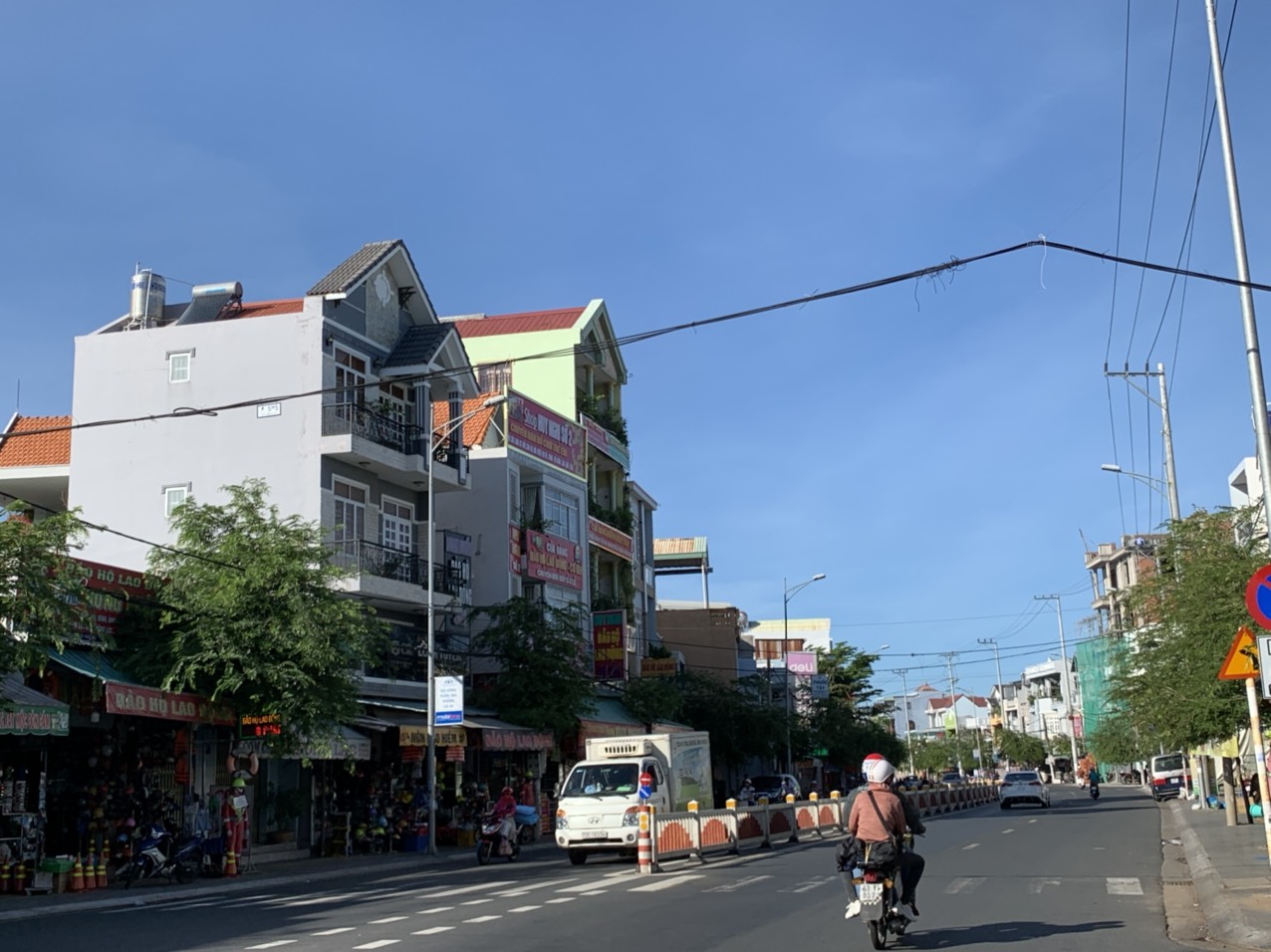 Đường 30/4 chạy dài qua địa bàn Thắng Nhất.