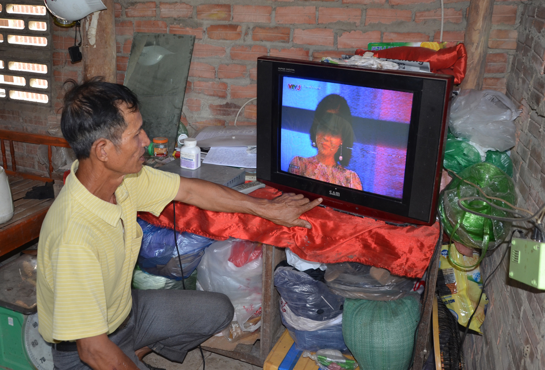 Khi có hiện tượng dông sét, người dân không nên sử dụng các thiết bị có tiếp điện như tivi, điện thoại bàn...