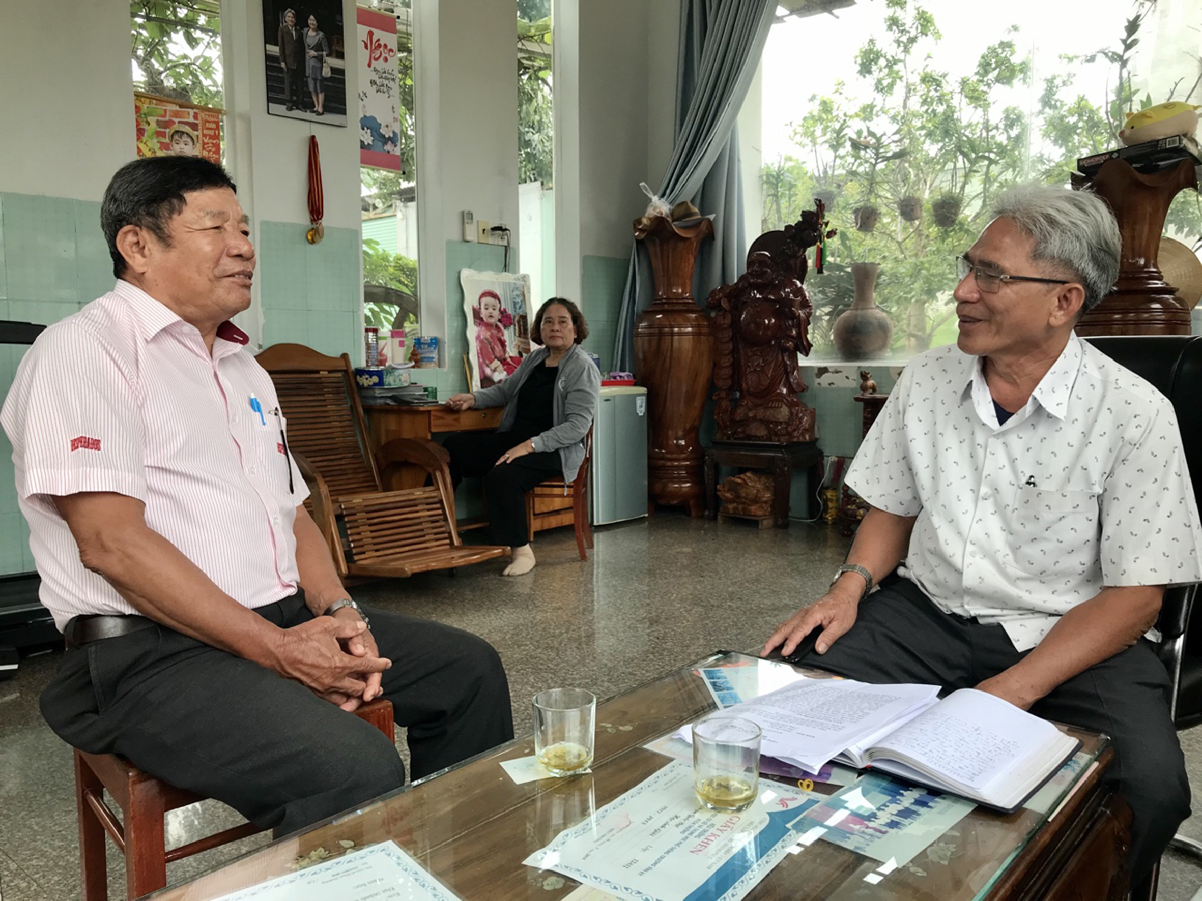 Ông Phạm Thông (bên phải) trao đổi công việc với Hội NCT xã Kim Long.