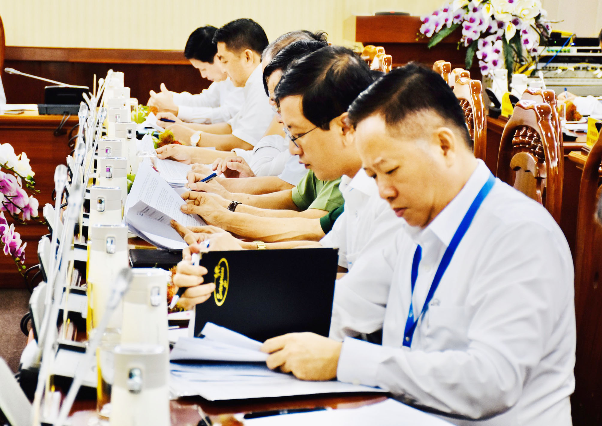 Các đại biểu tham dự cuộc họp.