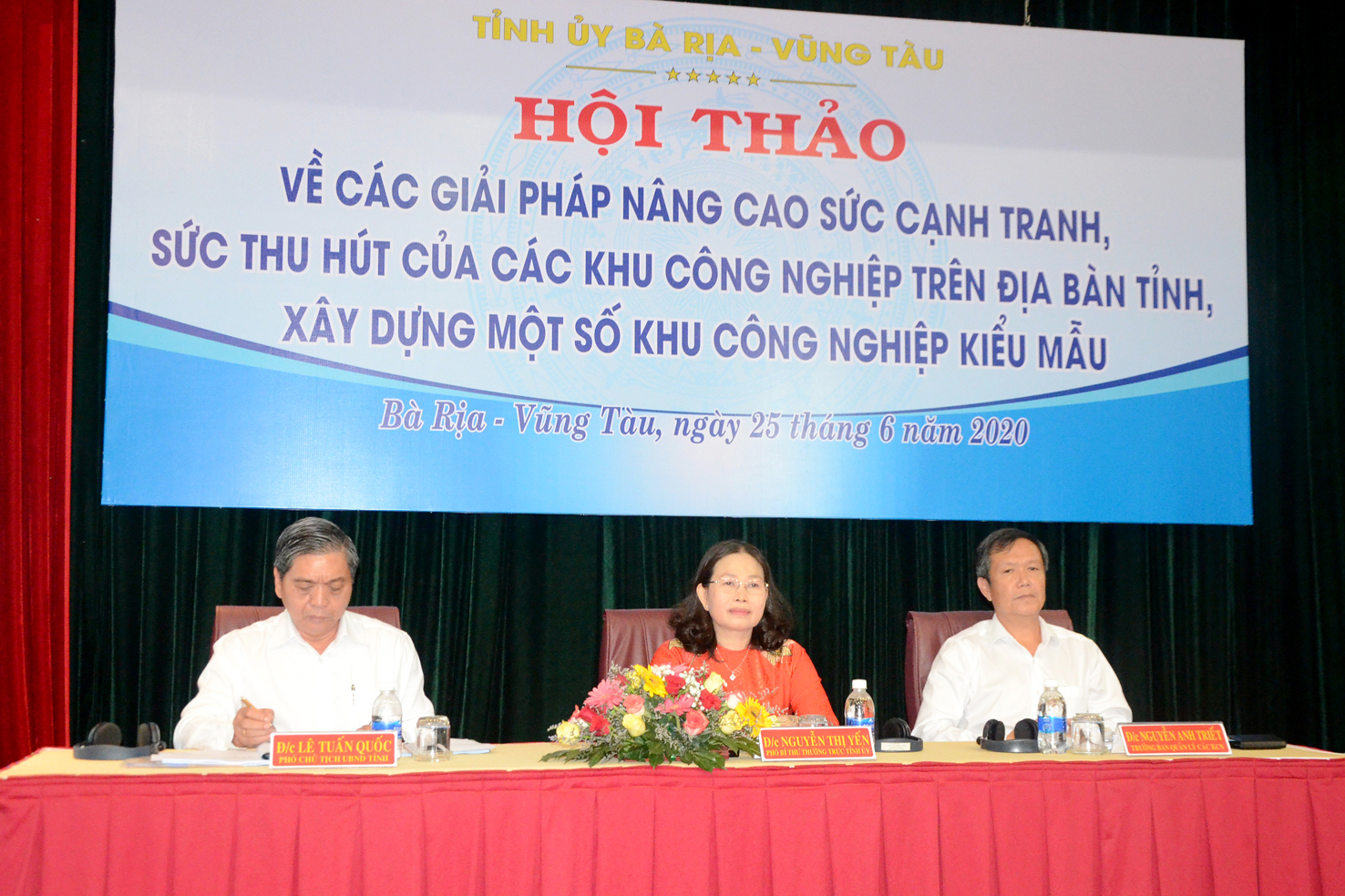 Bà Nguyễn Thị Yến, Phó Bí thư Thường trực Tỉnh ủy, Trưởng Đoàn ĐBQH tỉnh; ông Lê Tuấn Quốc (trái), Phó Chủ tịch UBND tỉnh và ông Nguyễn Anh Triết, Trưởng BQL các KCN tỉnh chủ trì Hội thảo.