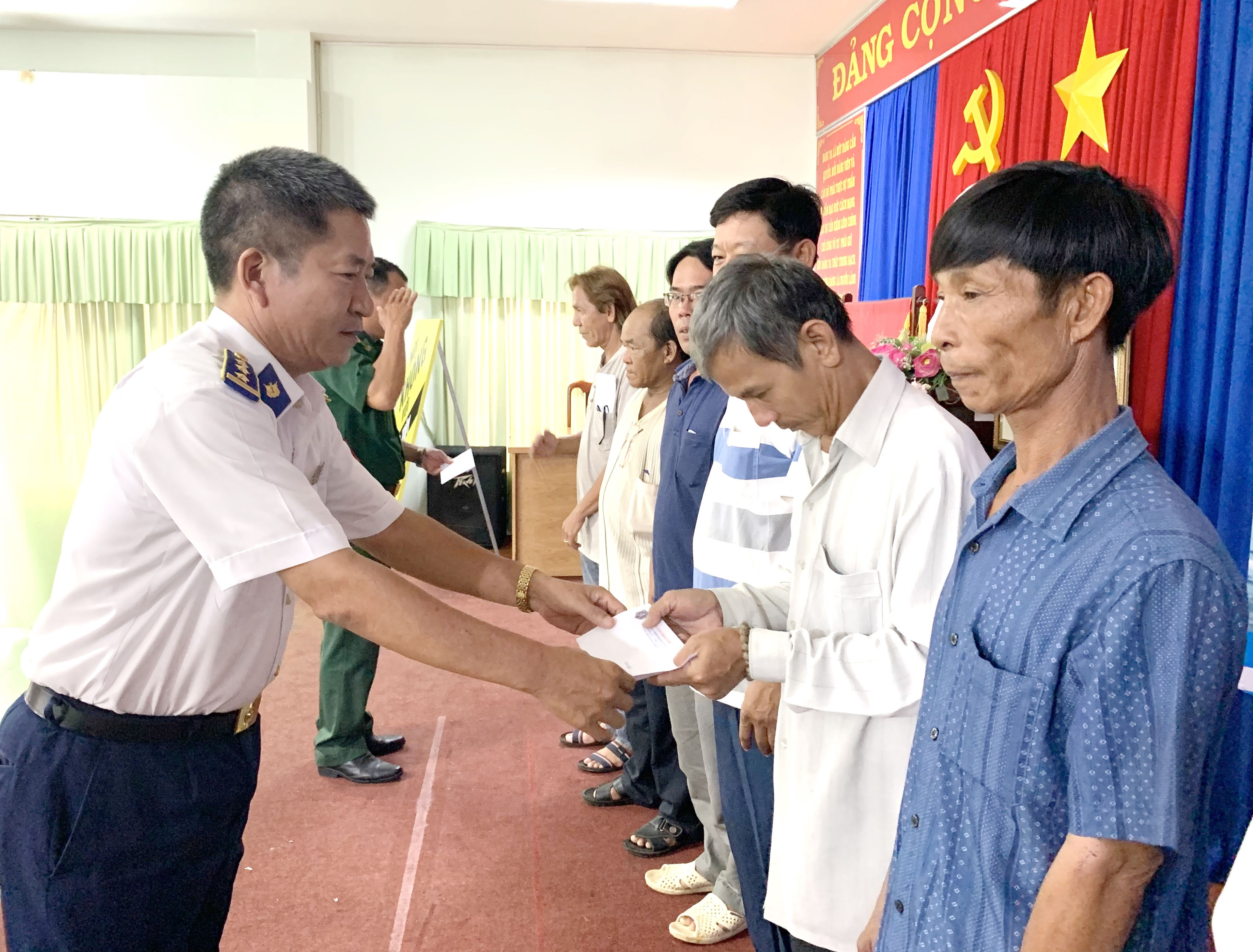 Thượng tá Trịnh Quang Khởi, Phó đoàn trưởng Đoàn đặc nhiệm phòng, chống tội phạm ma túy số 3 tặng quà cho các hộ dân có hoàn cảnh khó khăn phường Thắng Nhì.