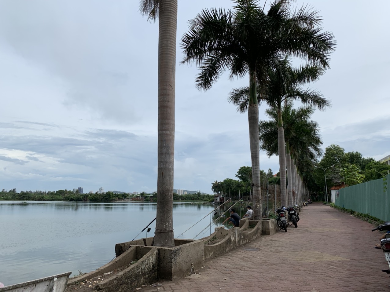 Mặc dù đã có biển cấm nhưng nhiều người dân vẫn cắt hàng rào để vào khu vực trong lòng hồ Bàu Trũng câu cá.