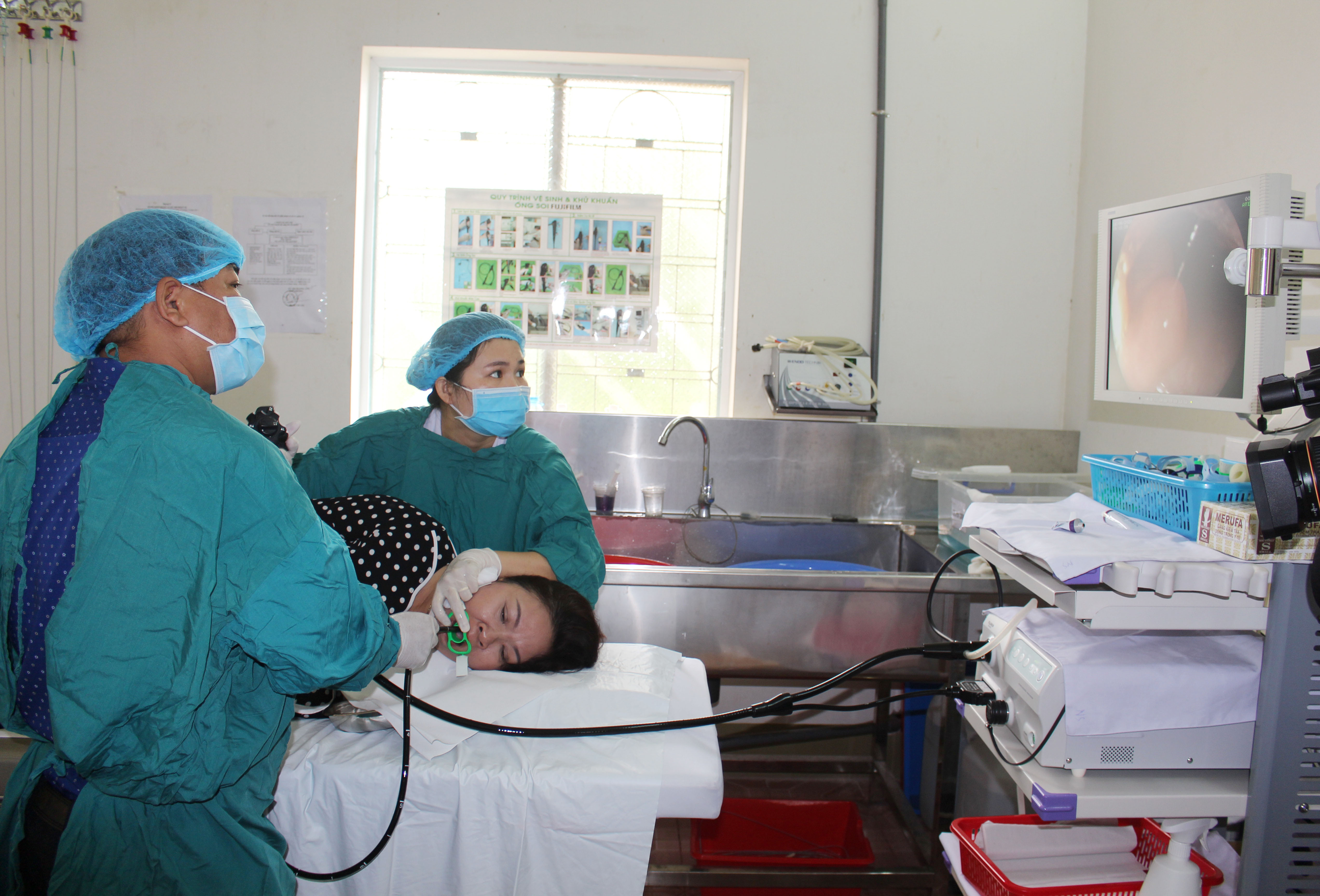 Kiểm tra sức khỏe định kỳ để phát hiện sớm các loại bệnh, trong đó có bệnh ung thư. Trong ảnh: Các bác sĩ Trung tâm Y tế huyện Châu Đức nội soi dạ dày cho bệnh nhân (ảnh minh họa).