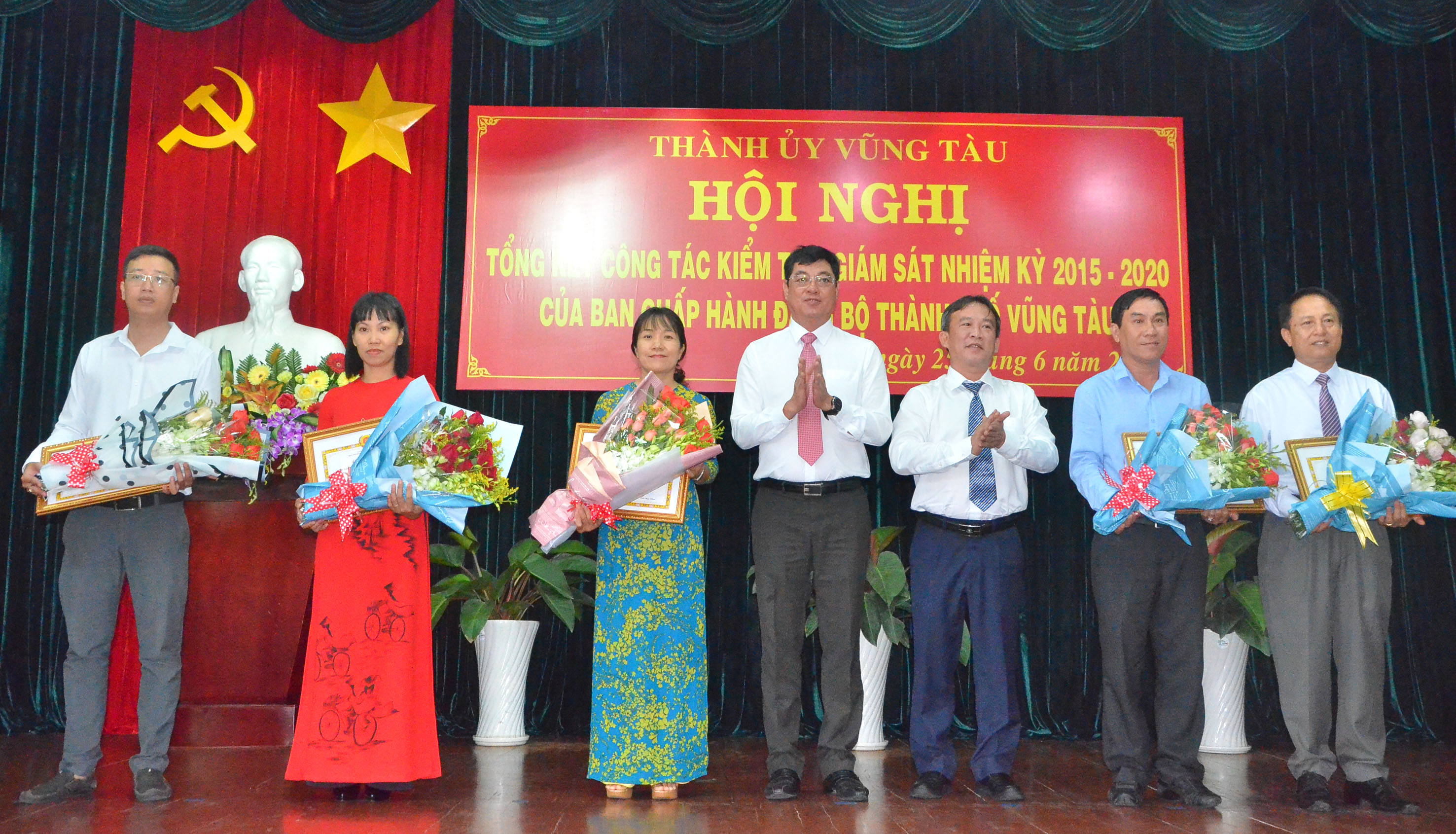 Ông Trần Đình Khoa, Bí thư Thành ủy Vũng Tàu và ông Trần Tuấn Lĩnh, Phó Chủ nhiệm Ủy ban Kiểm tra Tỉnh ủy trao Giấy khen cho các tập thể xuất sắc trong công tác kiểm tra, giám sát nhiệm kỳ 2015-2020.