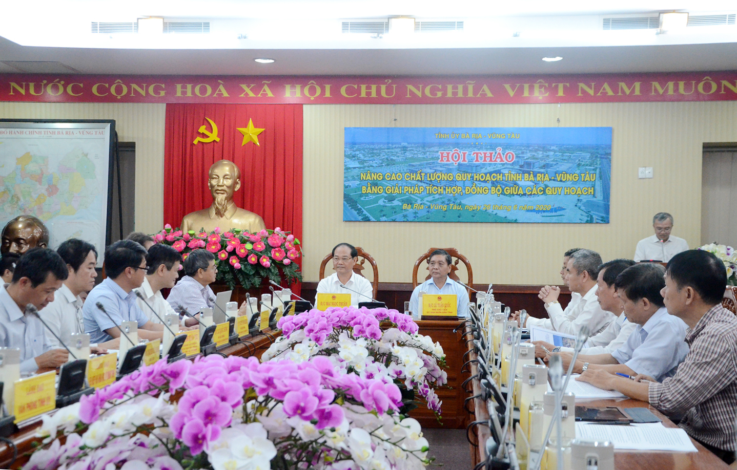 Các ông: Mai Ngọc Thuận, Phó Chủ tịch HĐND tỉnh; Lê Tuấn Quốc, Phó Chủ tịch UBND tỉnh chủ trì Hội thảo “Nâng cao chất lượng quy hoạch tỉnh BR-VT bằng giải pháp tích hợp, đồng bộ giữa các loại quy hoạch”.
