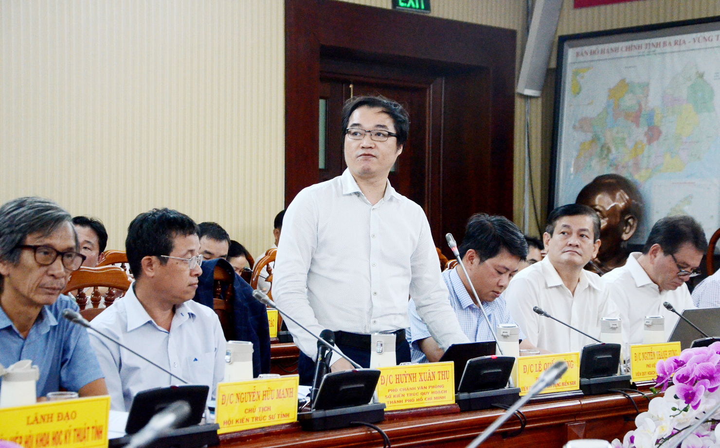 TS.Kts. Lê Quốc Hùng, Viện phó Viện Quy hoạch Xây dựng miền Nam trình bày tham luận “Lập quy hoạch tỉnh BR-VT theo yêu cầu của Luật Quy hoạch trong bối cảnh Quy hoạch vùng tỉnh TP.Hồ Chí Minh, cơ hội và thách thức”.