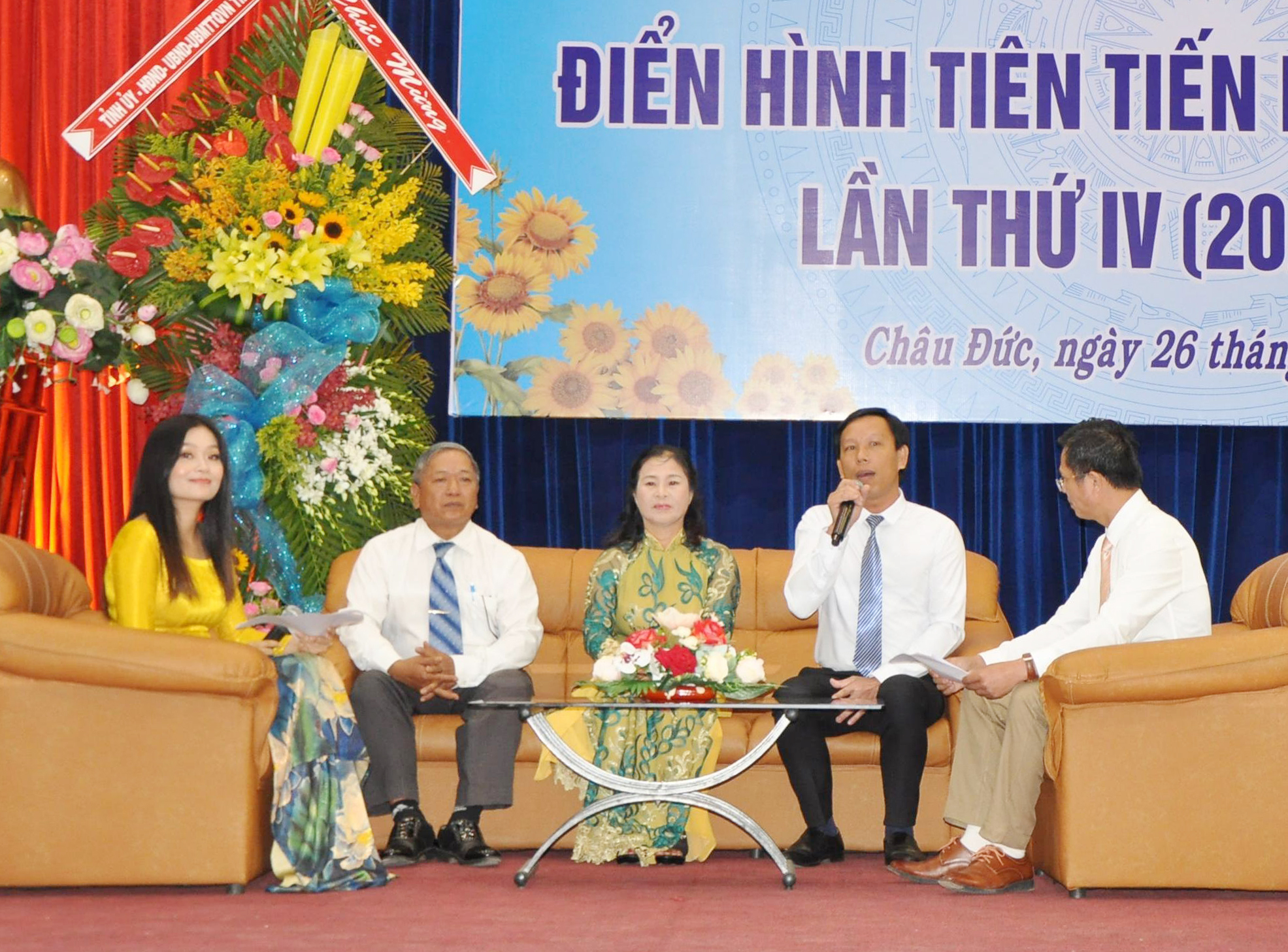Các gương điển hình tiên tiến giao lưu, chia sẻ kinh nghiệm tại Hội nghị.