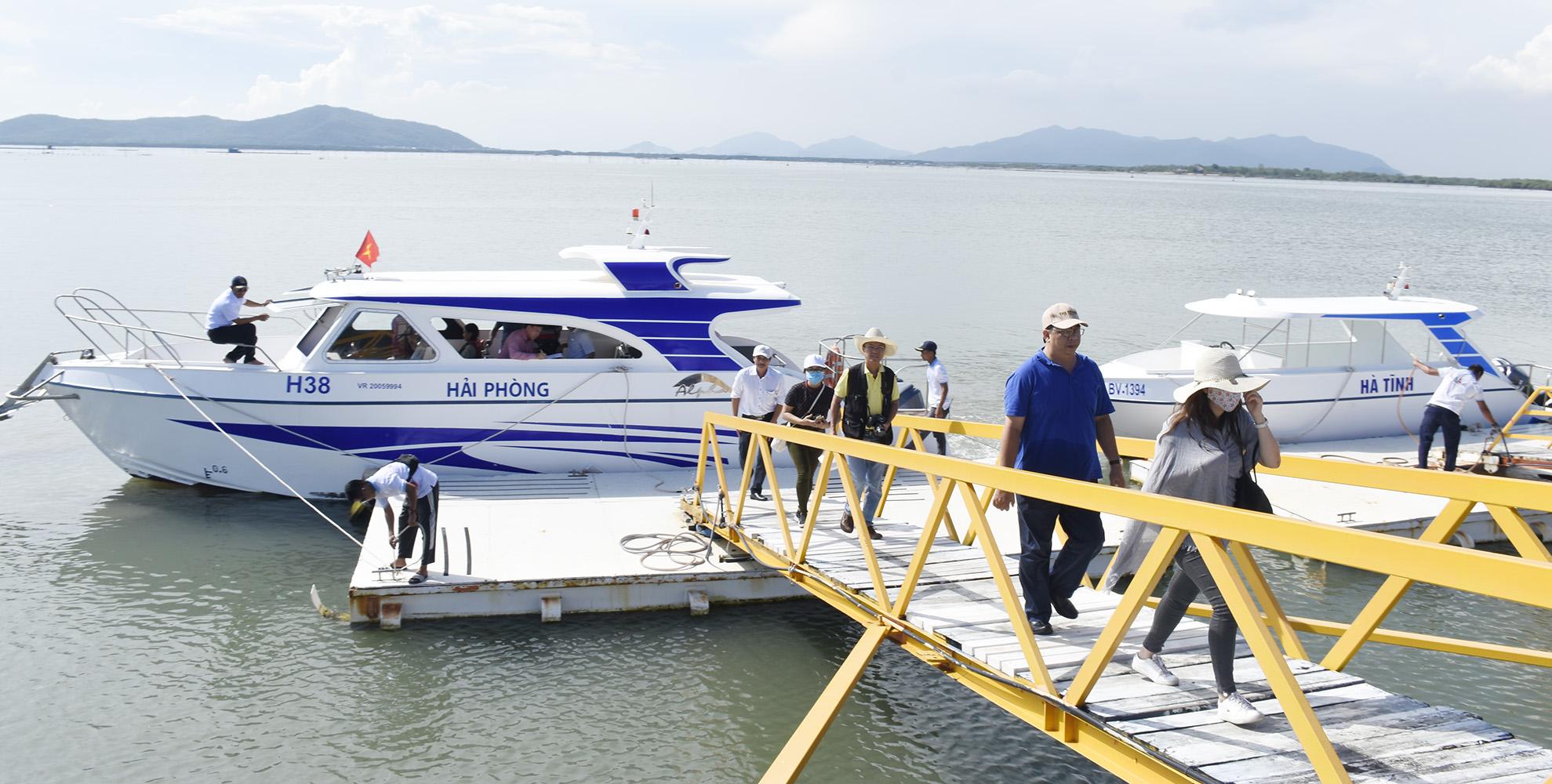 Bến du thuyền Vũng Tàu Marina thơ mộng bên vịnh sông Dinh.