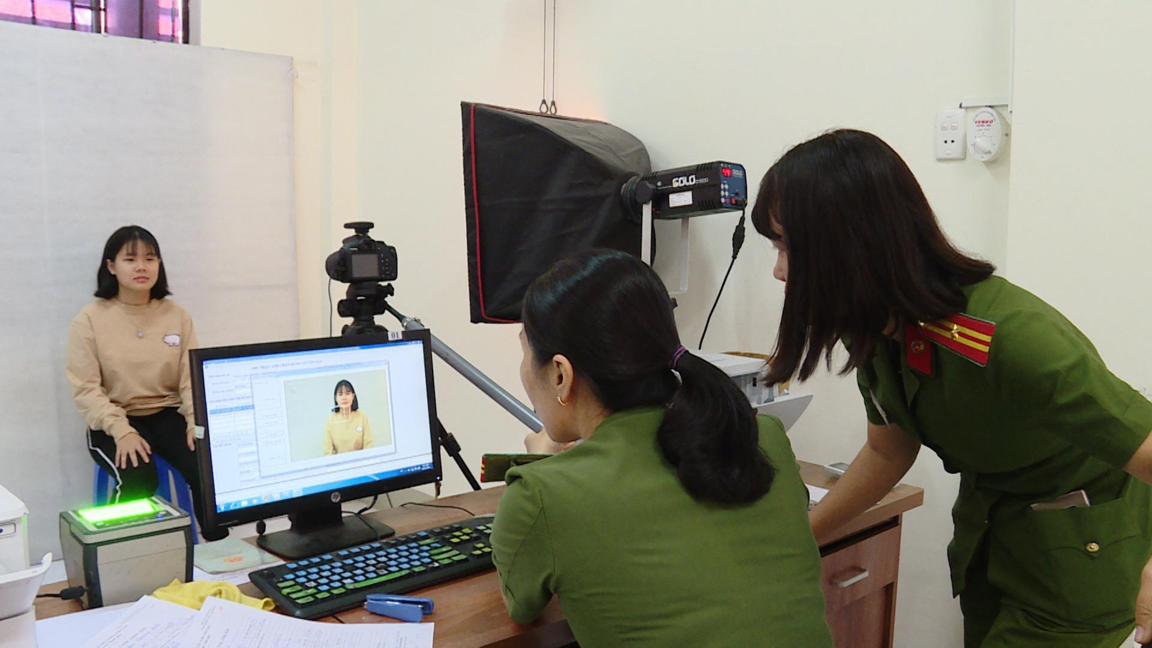 Từ ngày 1/7/2020, người có thẻ CCCD sẽ thuận lợi trong việc làm hộ chiếu. Trong ảnh: Công an TP. Vũng Tàu làm CCCD cho người dân.
