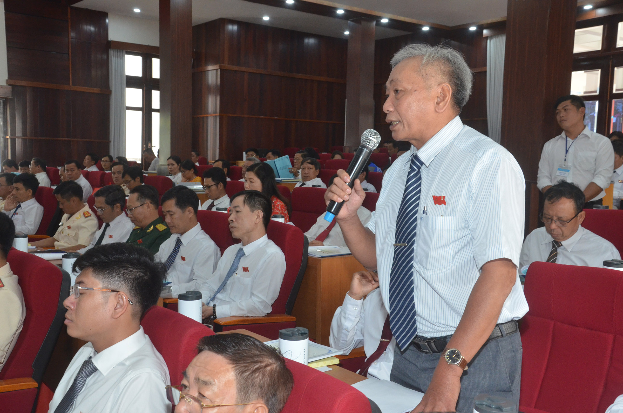 Đại biểu đóng góp ý kiến vào các dự thảo văn kiện tại Đại hội đại biểu Đảng bộ TX. Phú Mỹ lần thứ VI, nhiệm kỳ 2020 - 2025. Ảnh: ĐỨC NGUYÊN 