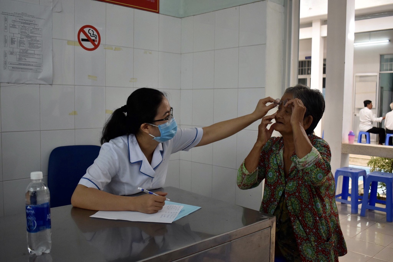 Người dân được khám bệnh miễn phí trong một chương trình do Chi bộ Ban Tuyên giáo Thành ủy Bà Rịa phối hợp Trung tâm Y tế và nhóm từ thiện TP. Bà Rịa tổ chức. Ảnh: PHI DŨNG