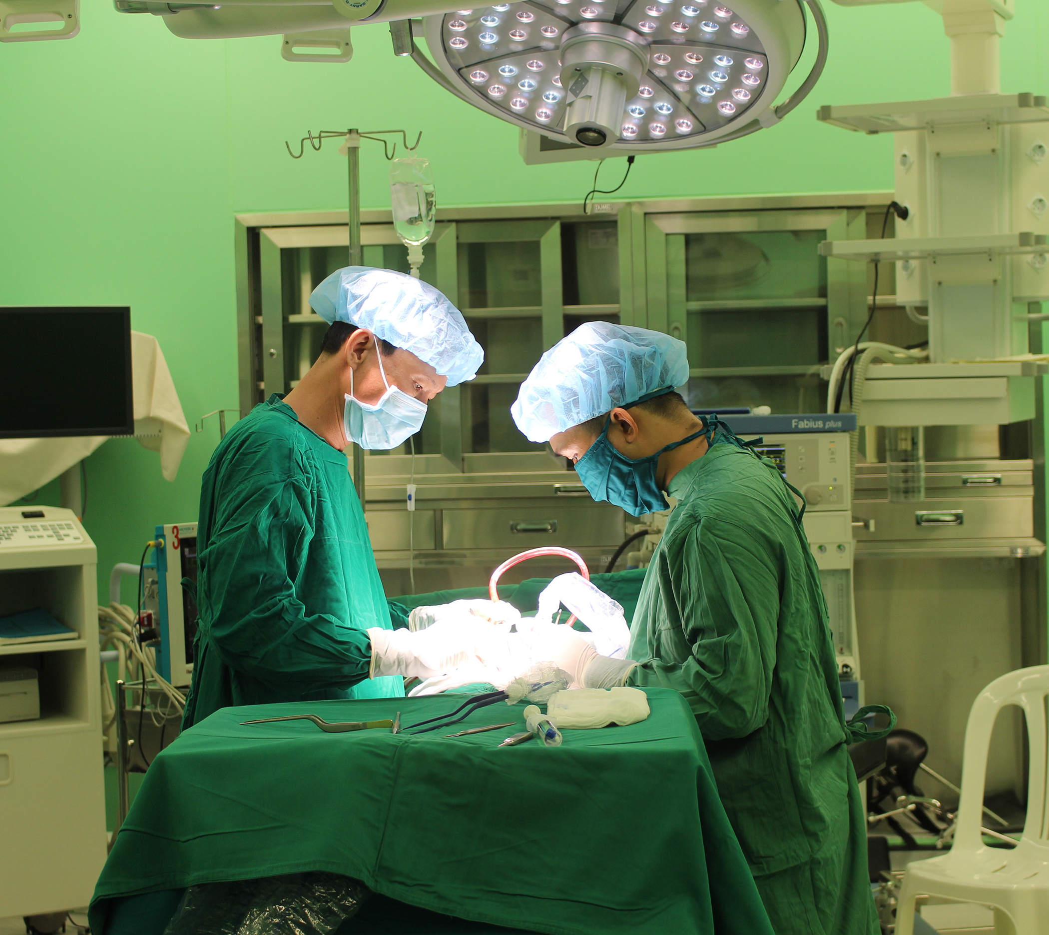 Đầu tư kỹ thuật chuyên môn cao sẽ hạn chế tình trạng quá tải ở bệnh viện tuyến cơ sở. Trong ảnh: Bác sĩ Bệnh viện Bà Rịa thực hiện ca phẫu thuật thoát vị đĩa đệm cho bệnh nhân.