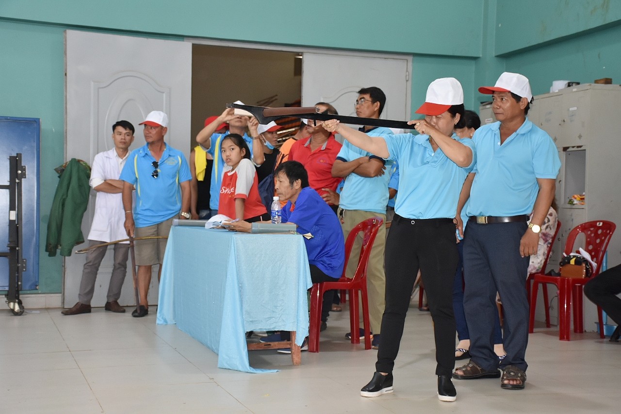 VĐV thi đấu nội dung bắn nỏ.