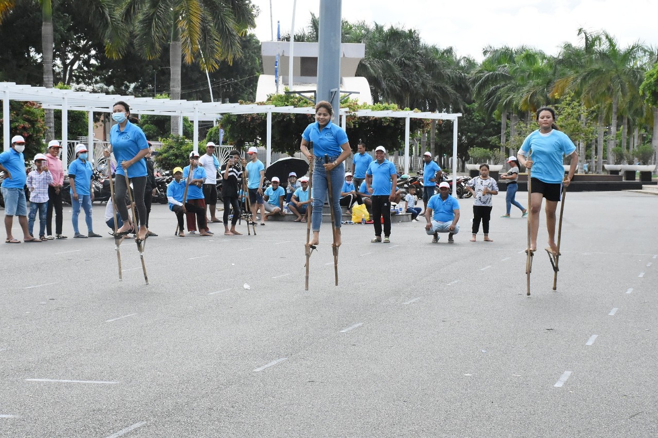 VĐV thi đấu nội dung chạy cà kheo. 