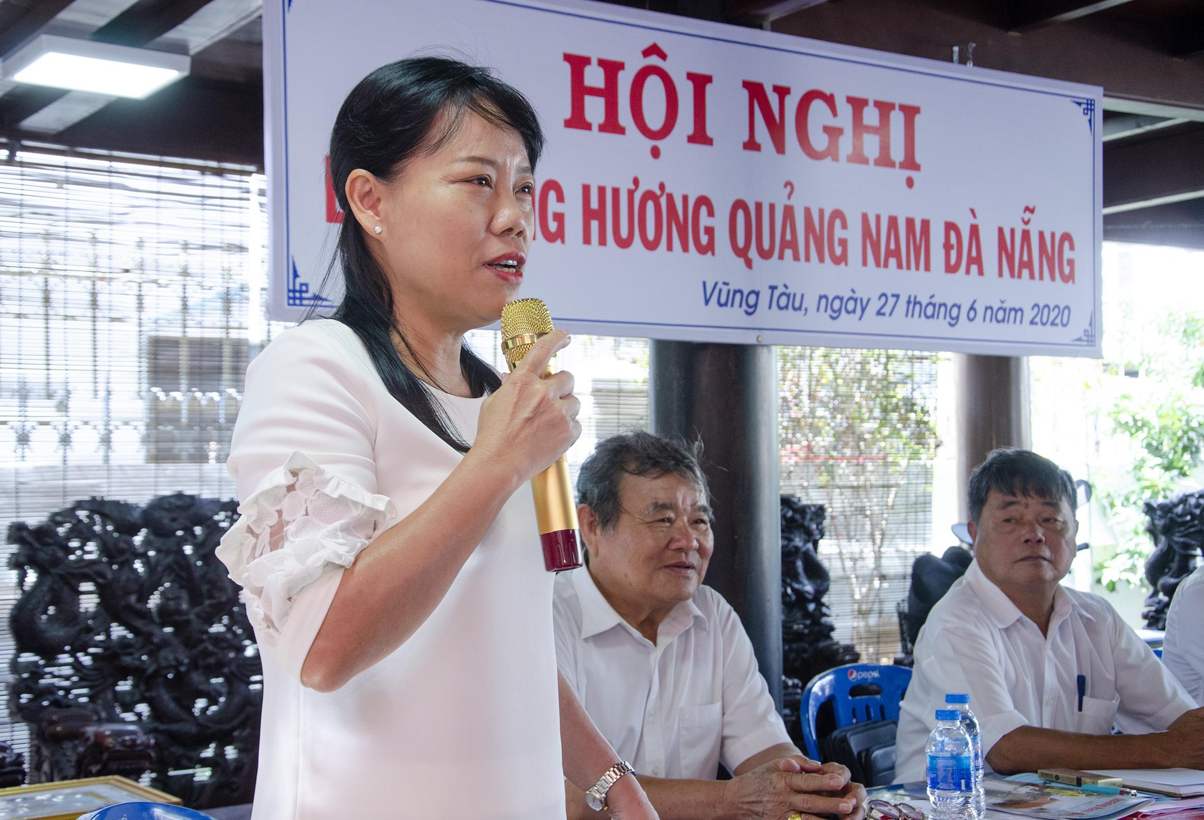 Bà Đỗ Nguyễn Hoàng Dung, Quyền Tổng Biên tập Báo BR-VT, hội viên Hội Đồng hương Quảng Nam - Đà Nẵng tại BR-VT phát biểu thảo luận tại hội nghị.