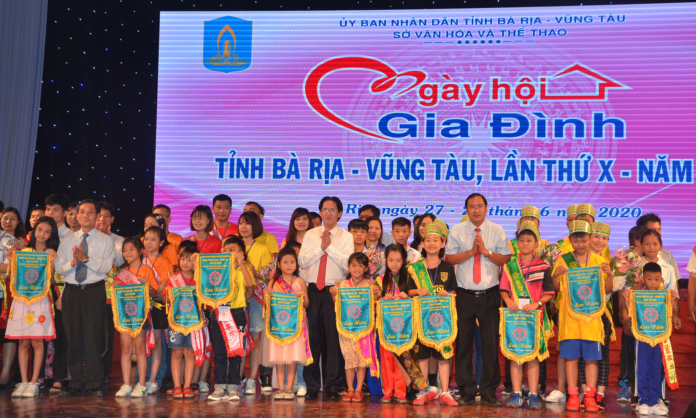 Ban tổ chức tặng cờ lưu niệm cho các gia đình tham dự Ngày hội Gia đình tỉnh BR-VT lần thứ X năm 2020.