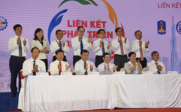 Phó Thủ tướng Vũ Đức Đam chứng kiến Lễ ký kết thỏa thuận liên kết phát triển du lịch vùng Đông Nam bộ giai đoạn 2020-2025.