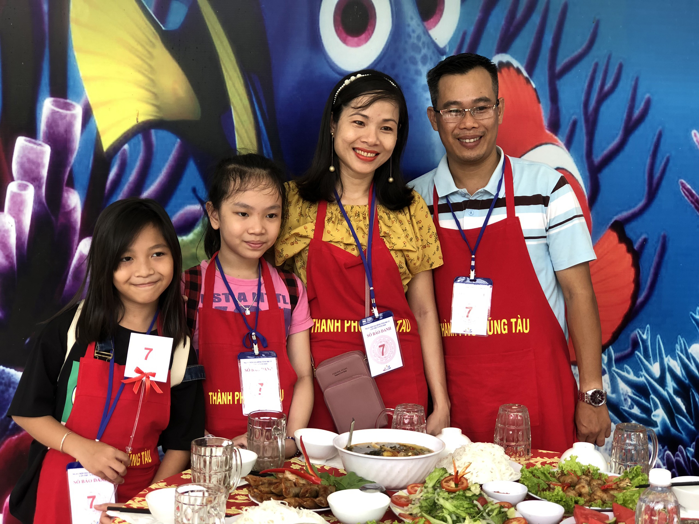 Một gia đình tham gia thi ẩm thực tại Ngày hội Gia đình tỉnh BR-VT lần thứ X.