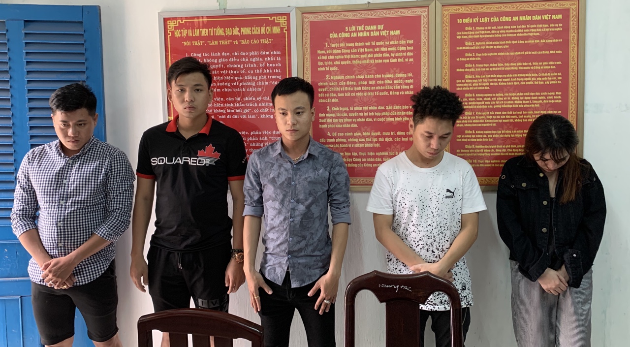 Các đối tượng bị cơ quan điều tra tạm giữ để điều tra hành vi tàng trữ ma tuý.