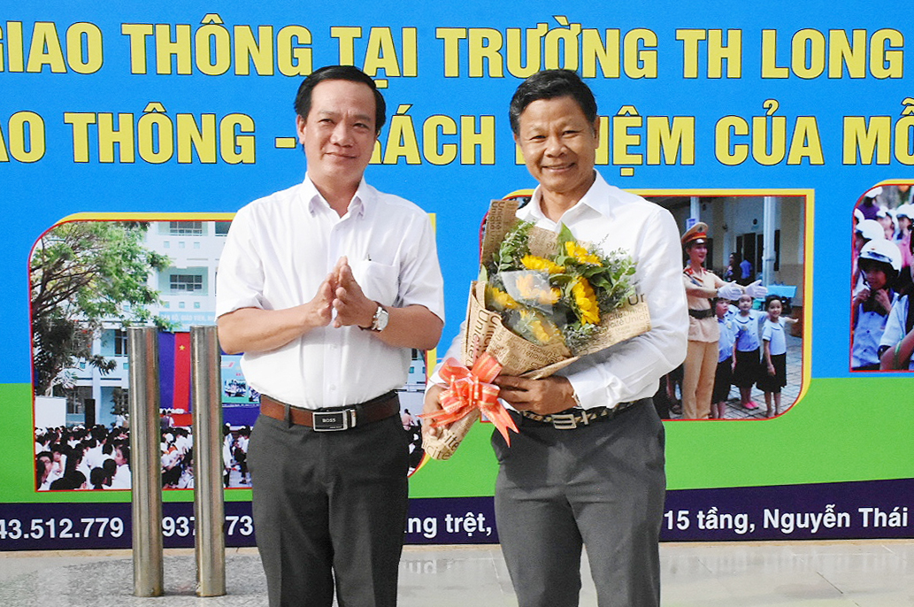 Đại diện UBND xã Long Sơn tặng hoa cảm ơn đại diện Công ty TNHH Hóa dầu Long Sơn.