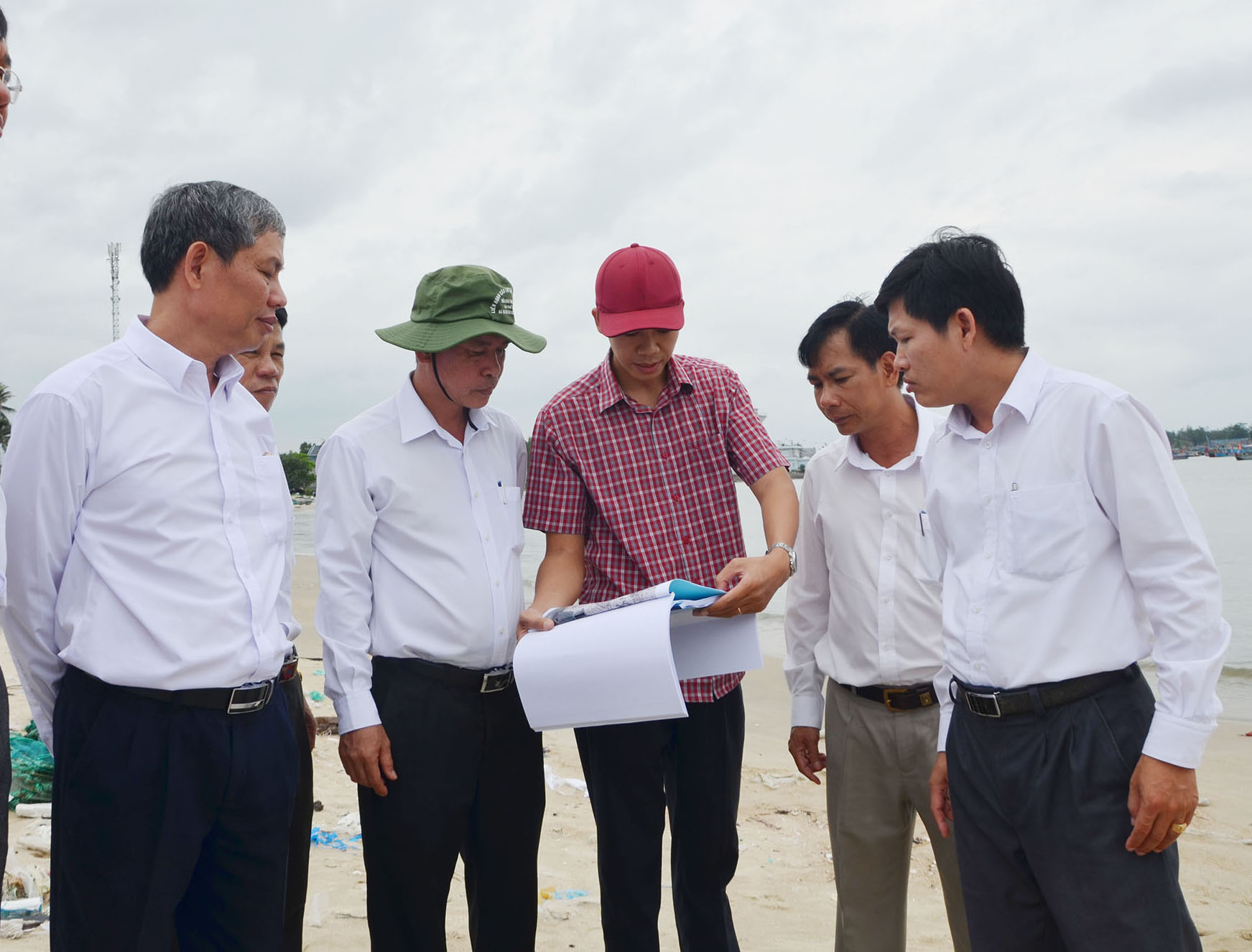 Đoàn phản biện thảo luận về dự án  tại thực địa.