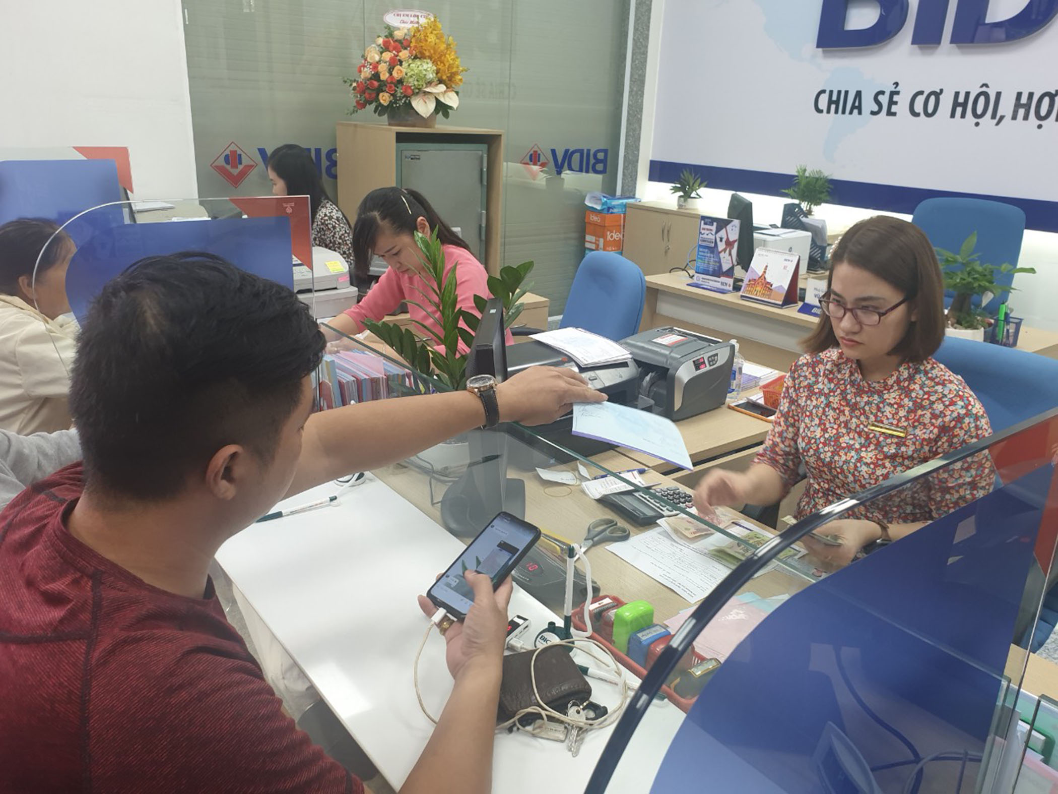 Khách hàng giao dịch tại BIDV, phòng giao dịch Khu công nghiệp Phú Mỹ 3.