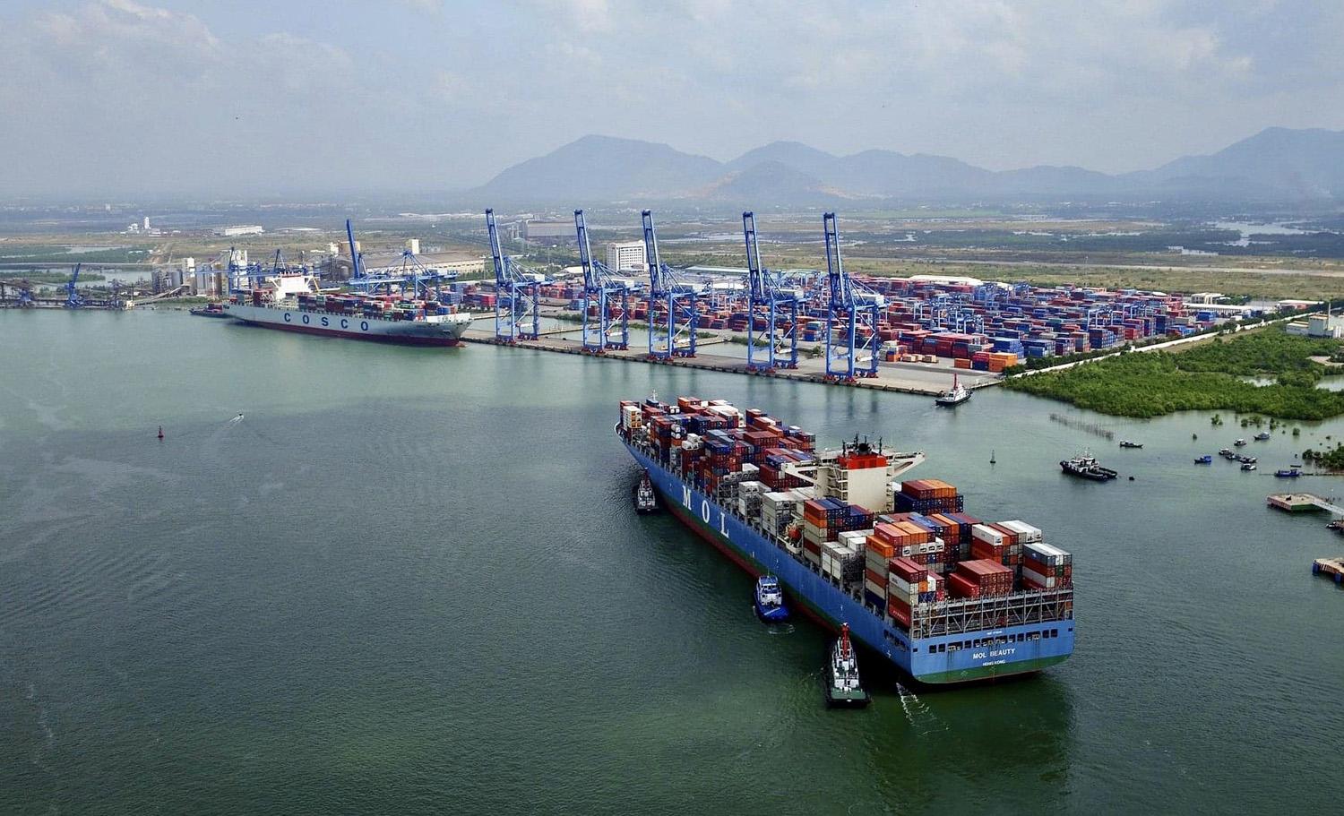 Luồng hàng hải Vũng Tàu-Thị Vải được khơi thông sẽ tạo điều kiện cho các tàu trọng tải lớn cập cảng CM-TV làm hàng.