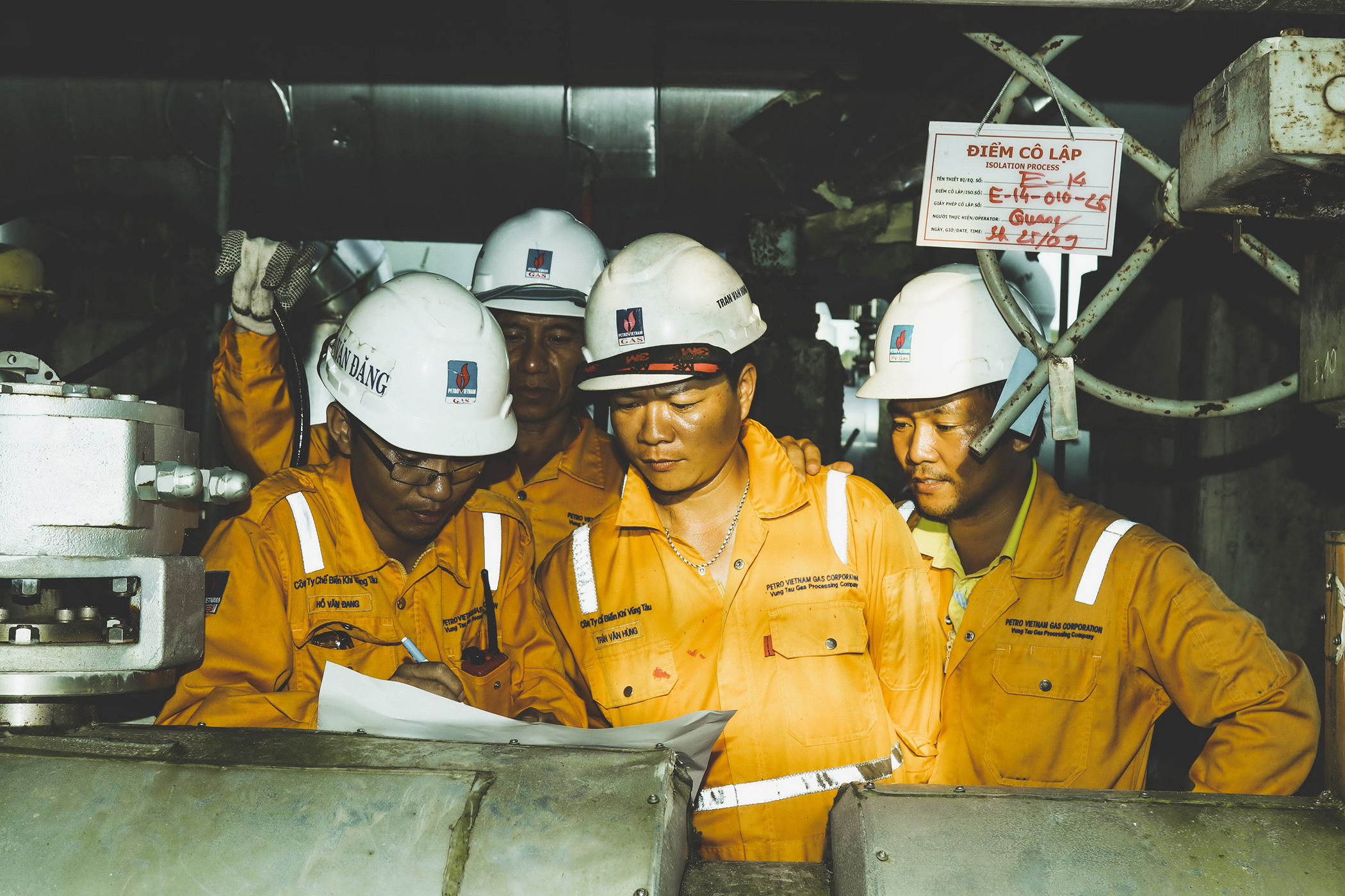 Kỹ sư, công nhân PV Gas trong giờ sản xuất.