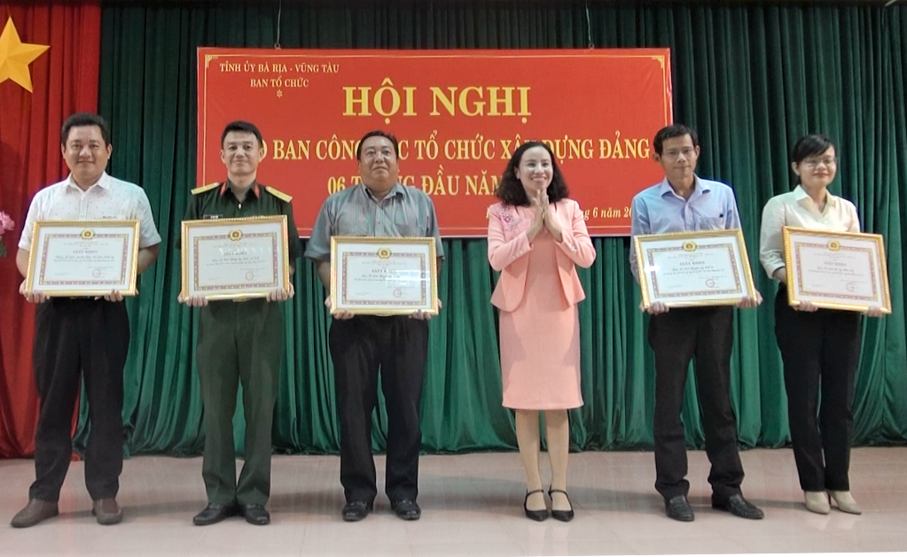 Bà Võ Ngọc Thanh Trúc, Tỉnh ủy viên, Phó Trưởng Ban Tổ chức Tỉnh ủy trao tặng Giấy khen cho các tập thể đã đạt thành tích xuất sắc trong công tác Tổ chức xây dựng Đảng năm 2019.