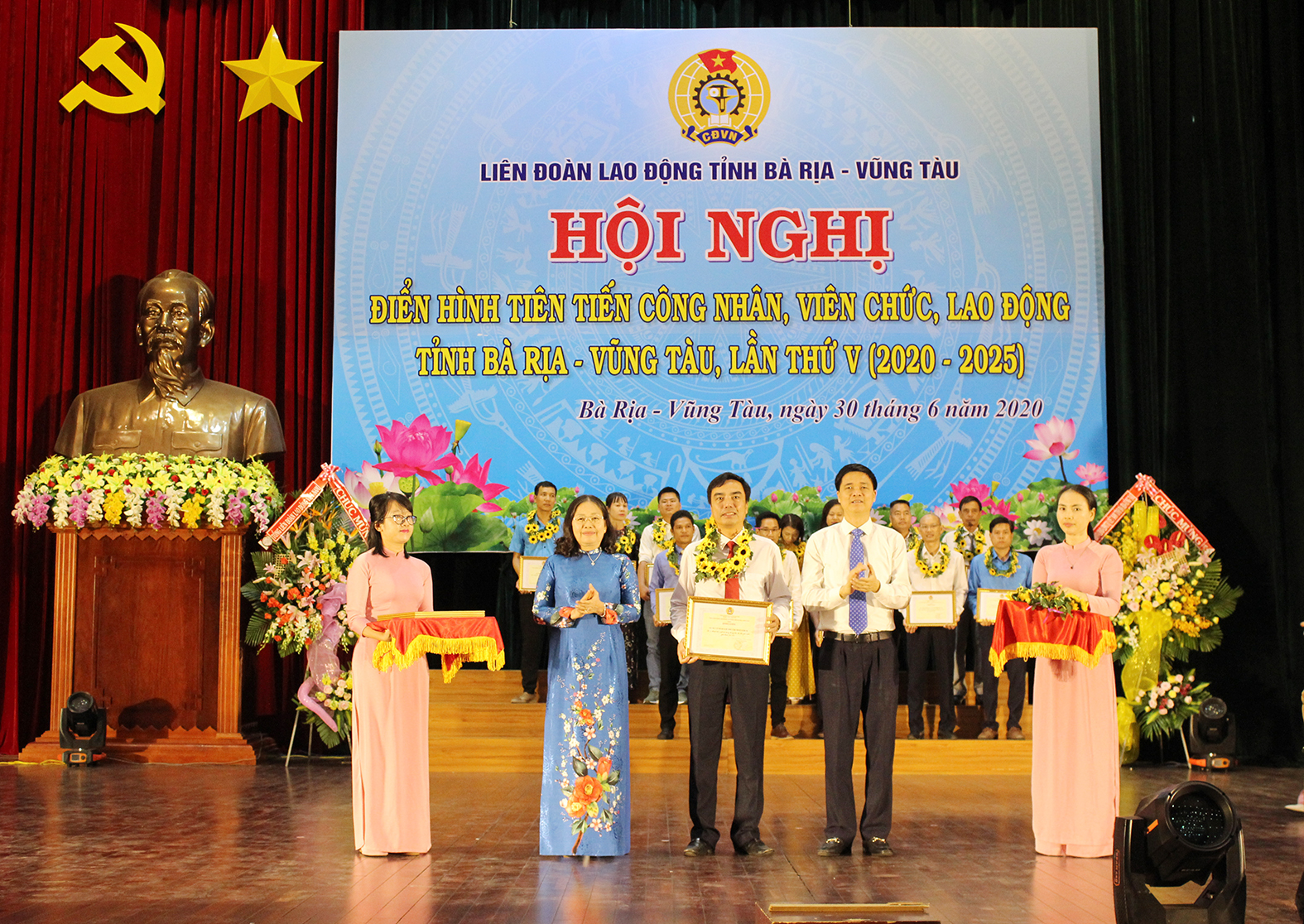 Bà Nguyễn Thị Yến Phó Bí thư Thường trực Tỉnh ủy, Trưởng Đoàn ĐBQH tỉnh; ông Ngọ Duy Hiểu, ông Ngọ Duy Hiểu, Phó Chủ tịch Tổng LĐLĐ Việt Nam tặng Bằng khen các tập thể điển hình tiên tiến.
