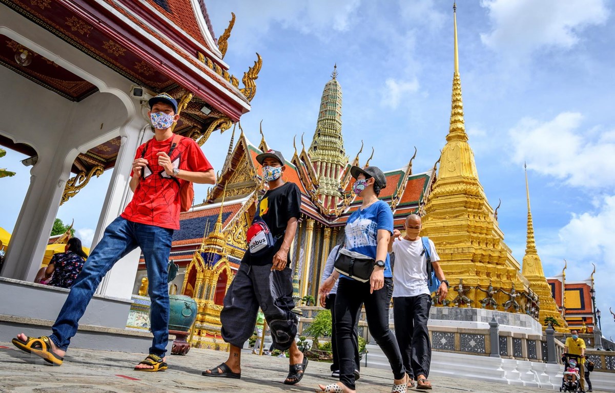 Khách du lịch thăm quan Cung điện Hoàng gia  ở Bangkok, Thái Lan ngày 7/6/2020. 