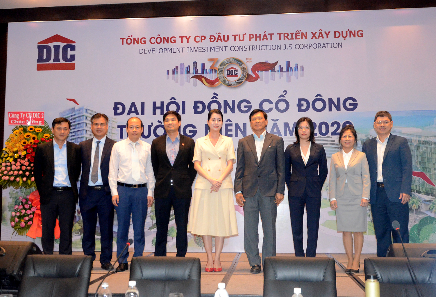 Các thành viên HĐQT DIC Corp khóa III (2018-2022) ra mắt Đại hội. 