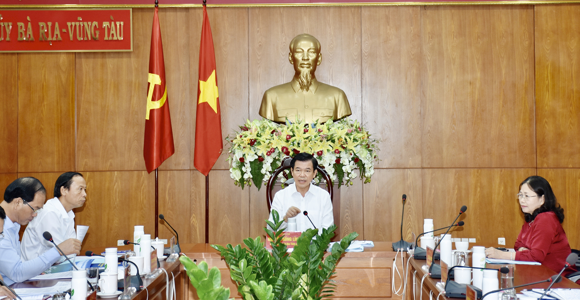 Ông Nguyễn Hồng Lĩnh, Ủy viên Trung ương Đảng, Bí thư Tỉnh ủy, Chủ tịch HĐND tỉnh chủ trì cuộc họp.