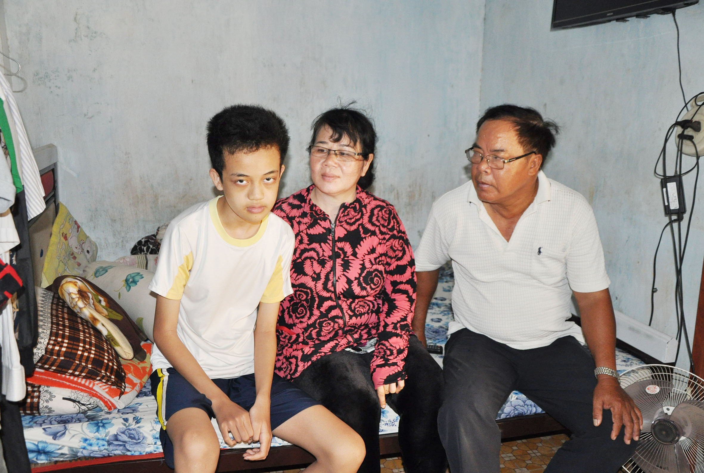 Bà Phượng tá túc ở khu tập thể Trạm y tế Đất Đỏ sau khi bán nhà chạy chữa cho chồng và con.